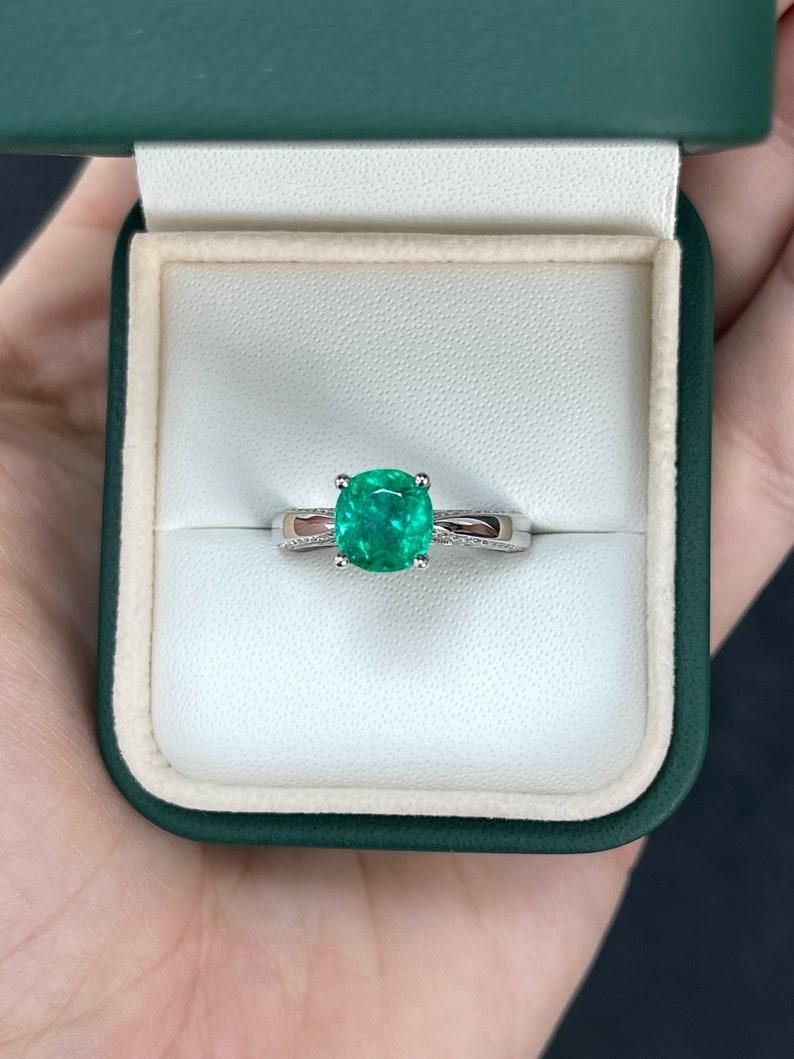 Taglio cuscino Anello di fidanzamento con smeraldo colombiano e diamanti con taglio a cuscino da 2,44tcw 18K AAA in vendita