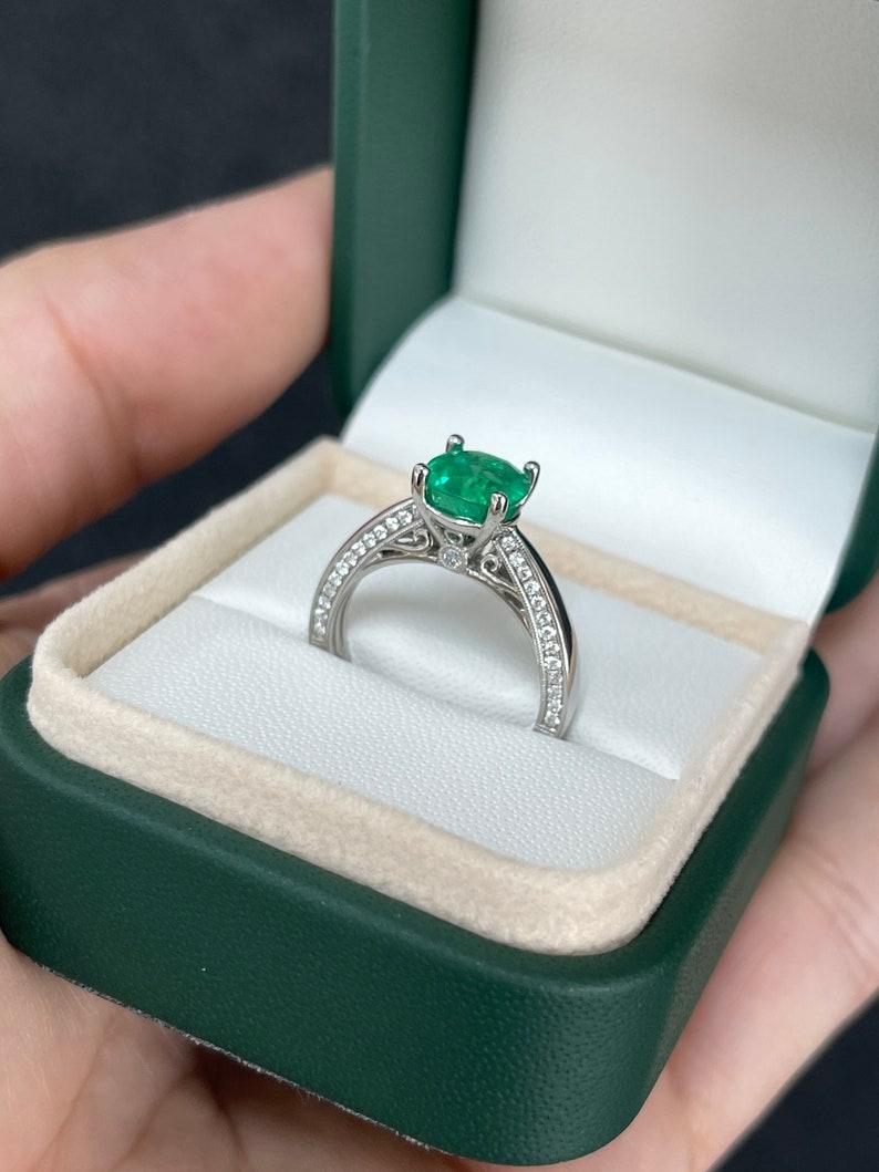 Anello di fidanzamento con smeraldo colombiano e diamanti con taglio a cuscino da 2,44tcw 18K AAA In condizioni Nuovo in vendita a Jupiter, FL