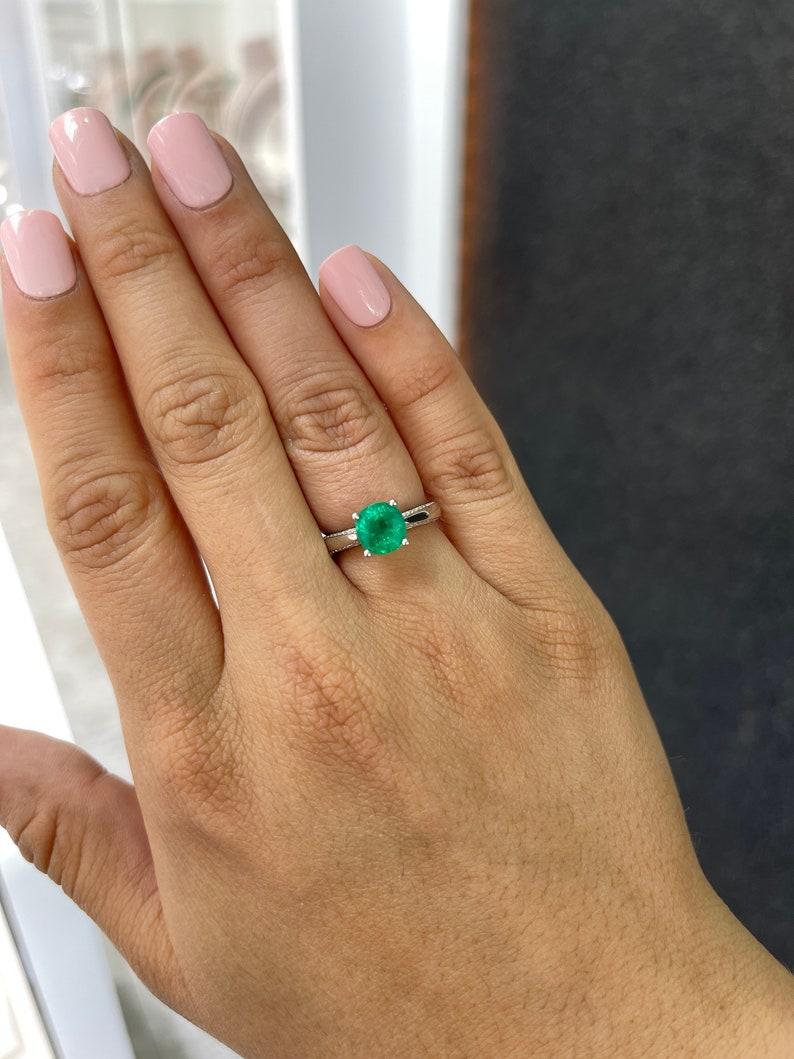 Anello di fidanzamento con smeraldo colombiano e diamanti con taglio a cuscino da 2,44tcw 18K AAA in vendita 1