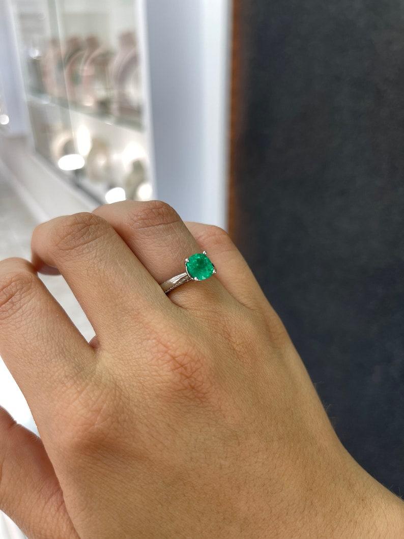 Anello di fidanzamento con smeraldo colombiano e diamanti con taglio a cuscino da 2,44tcw 18K AAA in vendita 2