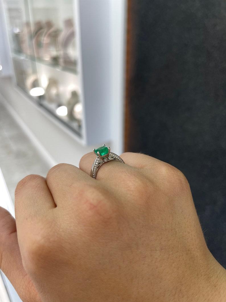 Anello di fidanzamento con smeraldo colombiano e diamanti con taglio a cuscino da 2,44tcw 18K AAA in vendita 3