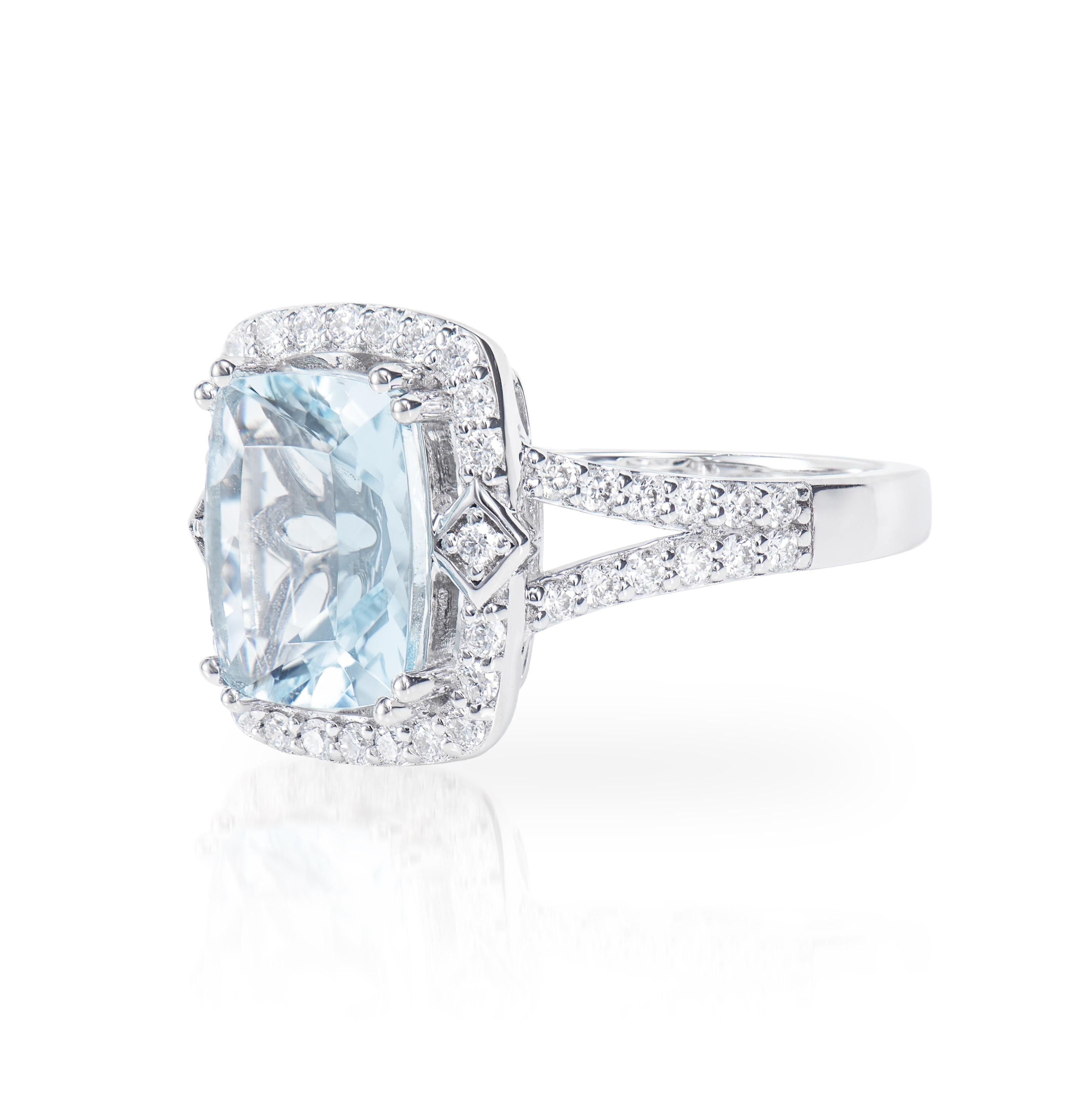 Contemporary 2.45 Carat Aquamarine Elegant Ring in 18 Karat White Gold with White Diamond For Sale