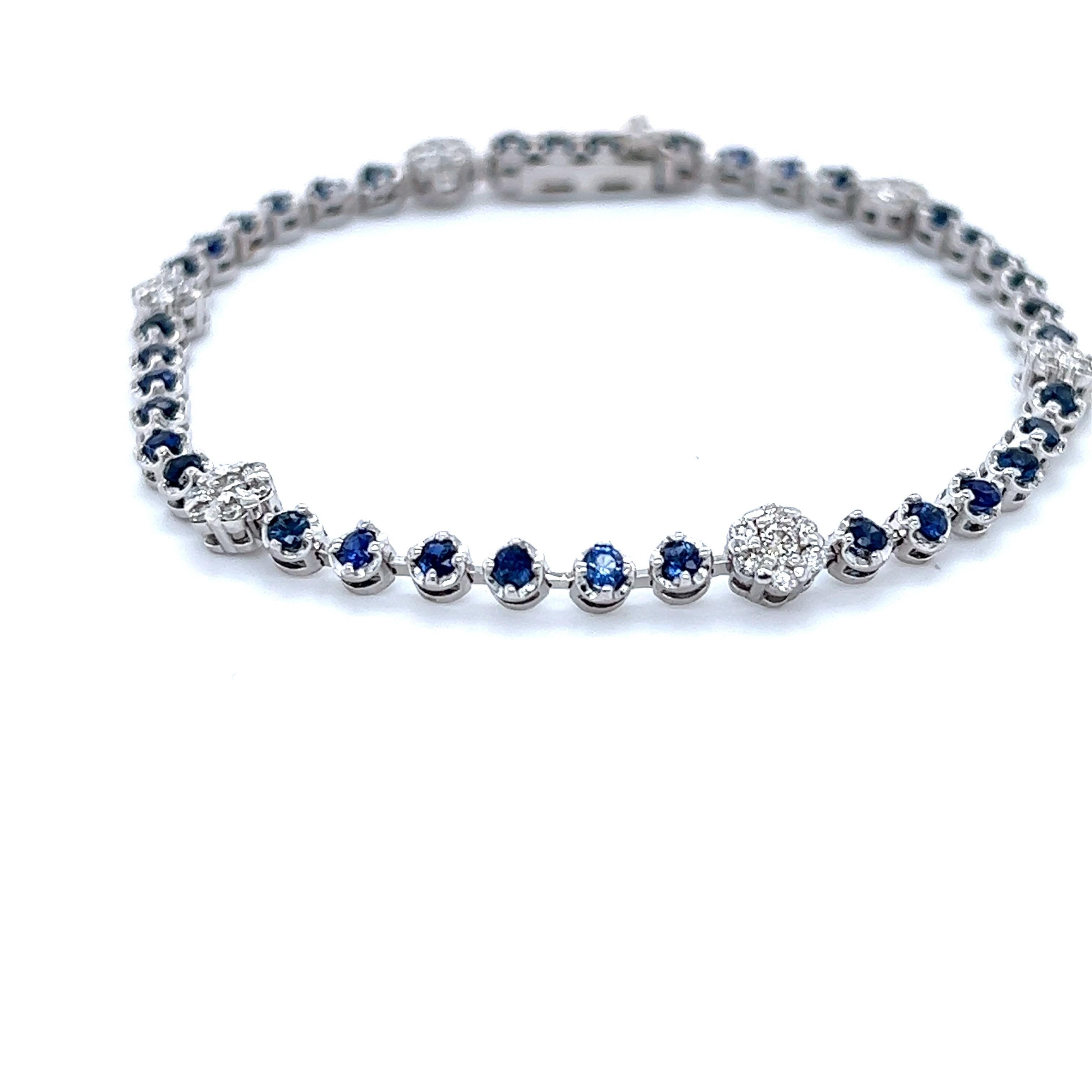 Contemporain Bracelet en or blanc 14 carats avec saphirs bleus de 2,45 carats et diamants blancs en vente