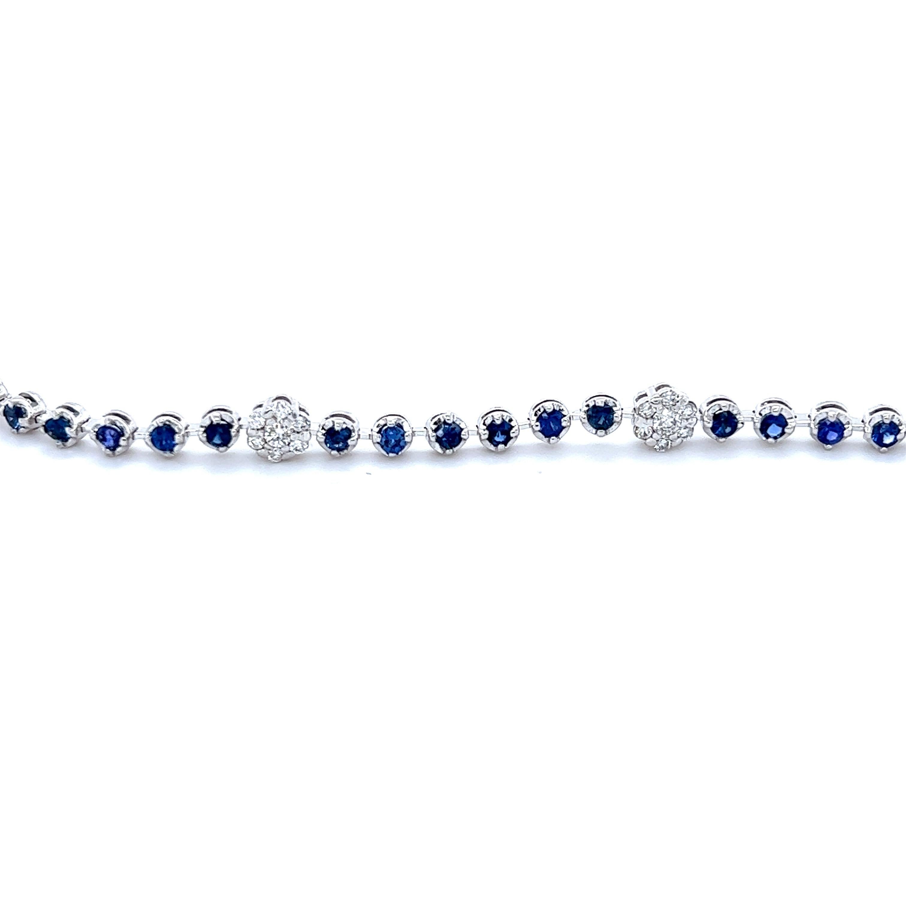 Taille ronde Bracelet en or blanc 14 carats avec saphirs bleus de 2,45 carats et diamants blancs en vente