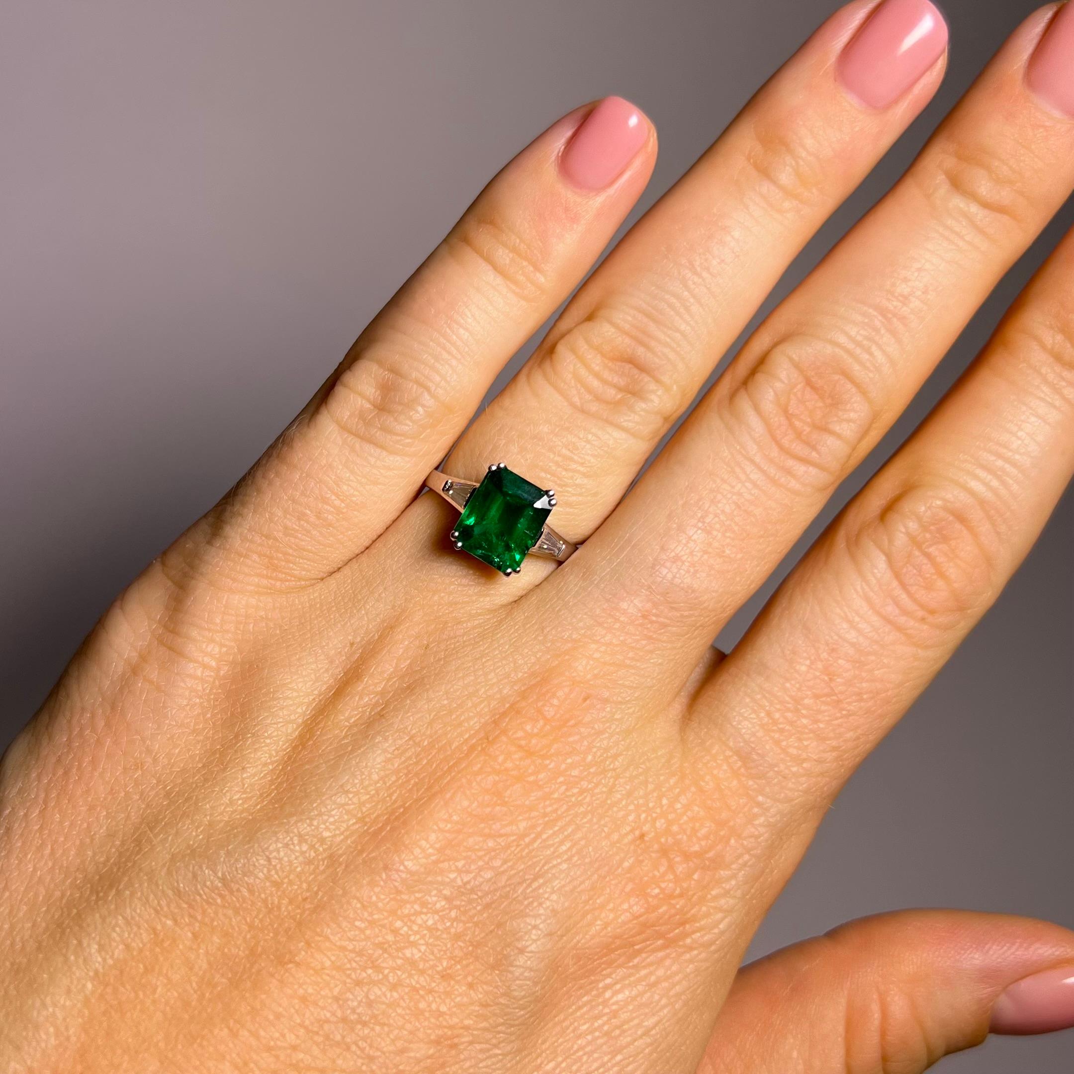 2.45 Carat Emerald and Diamond Ring in 18 Karat White Gold For Sale 5