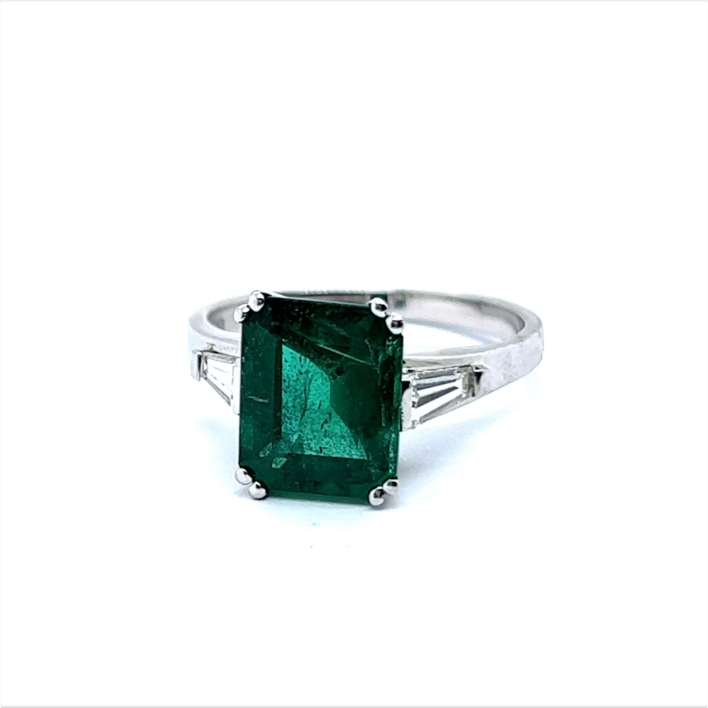 2.45 Carat Emerald and Diamond Ring in 18 Karat White Gold In Good Condition For Sale In Lucerne, CH