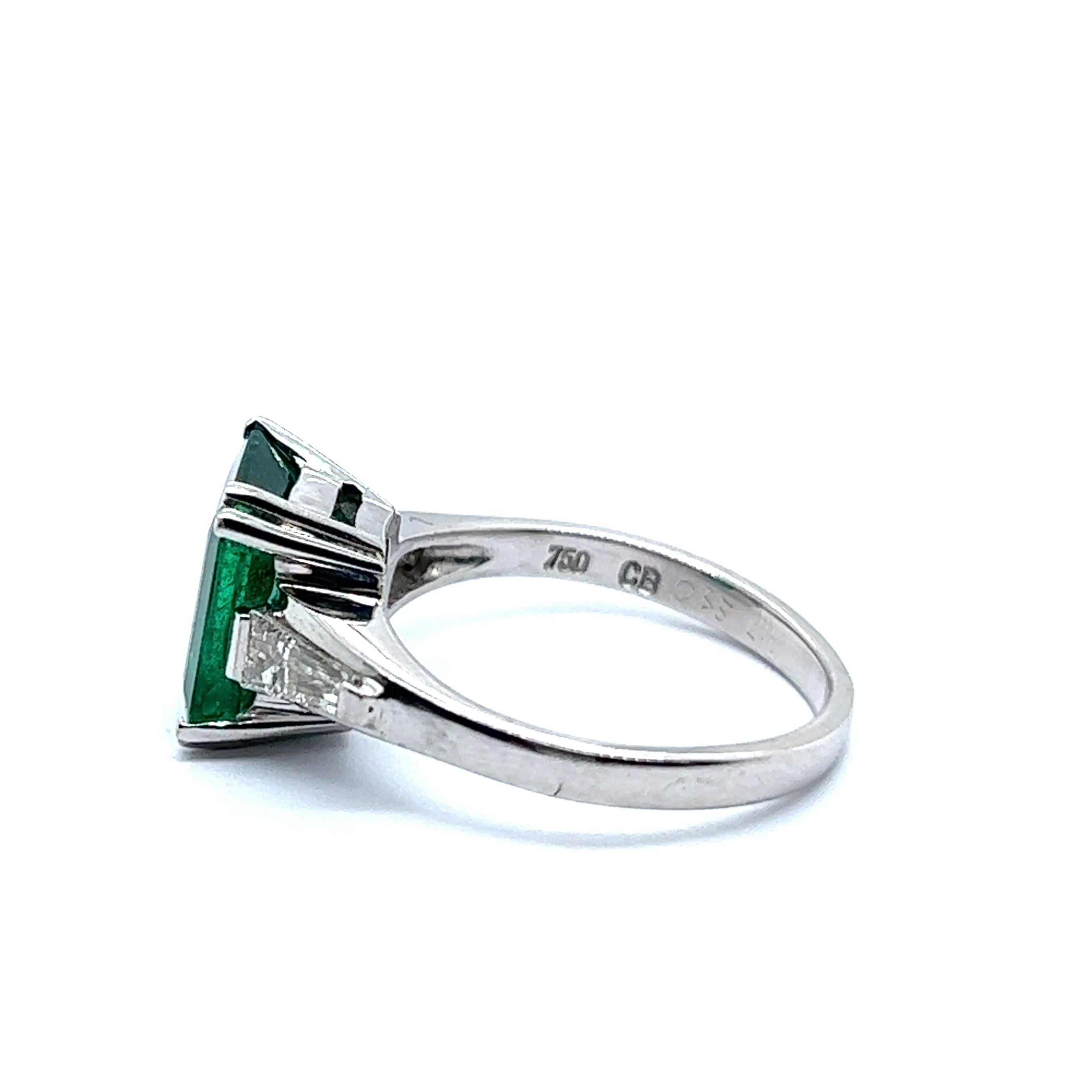 Women's or Men's 2.45 Carat Emerald and Diamond Ring in 18 Karat White Gold For Sale