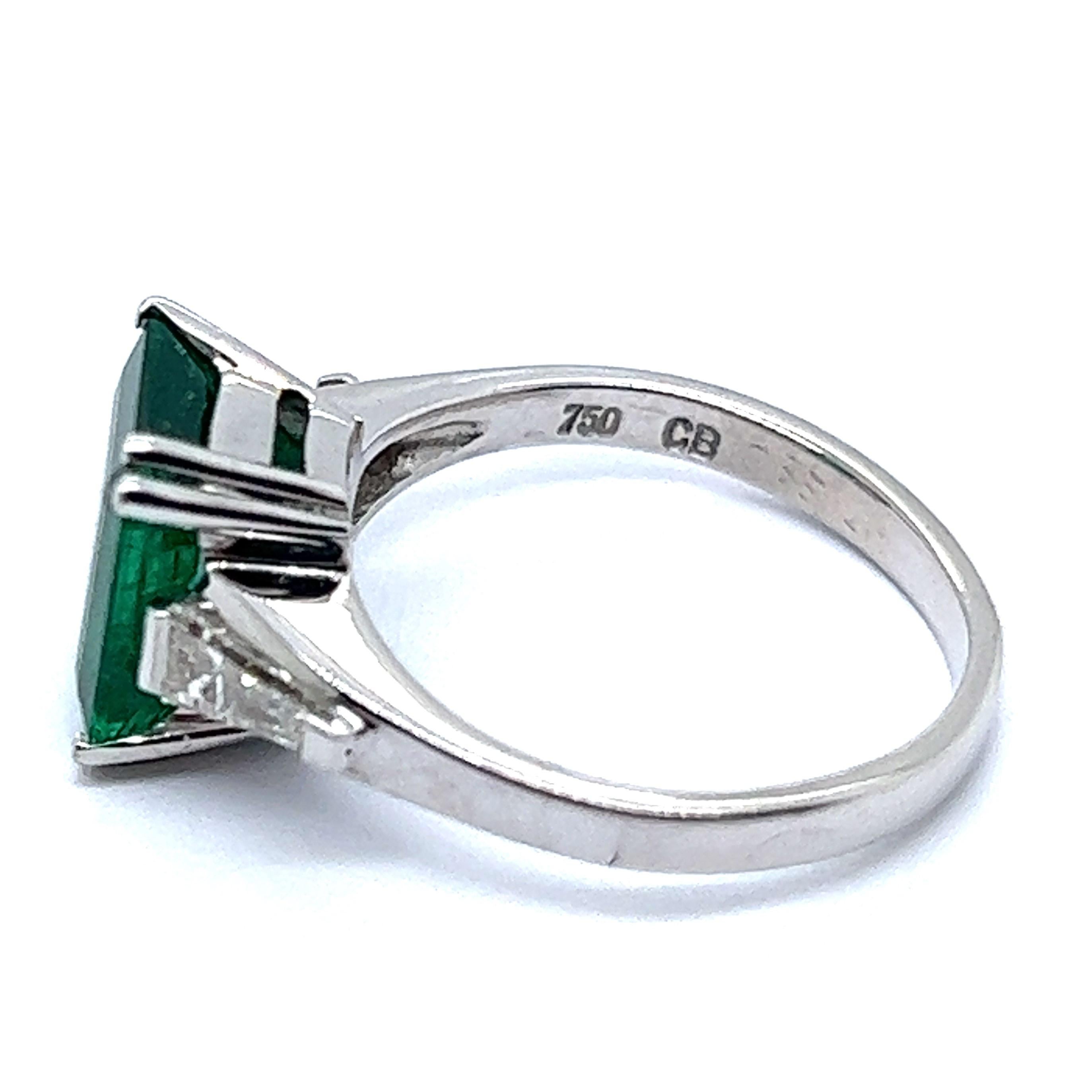 2.45 Carat Emerald and Diamond Ring in 18 Karat White Gold For Sale 2
