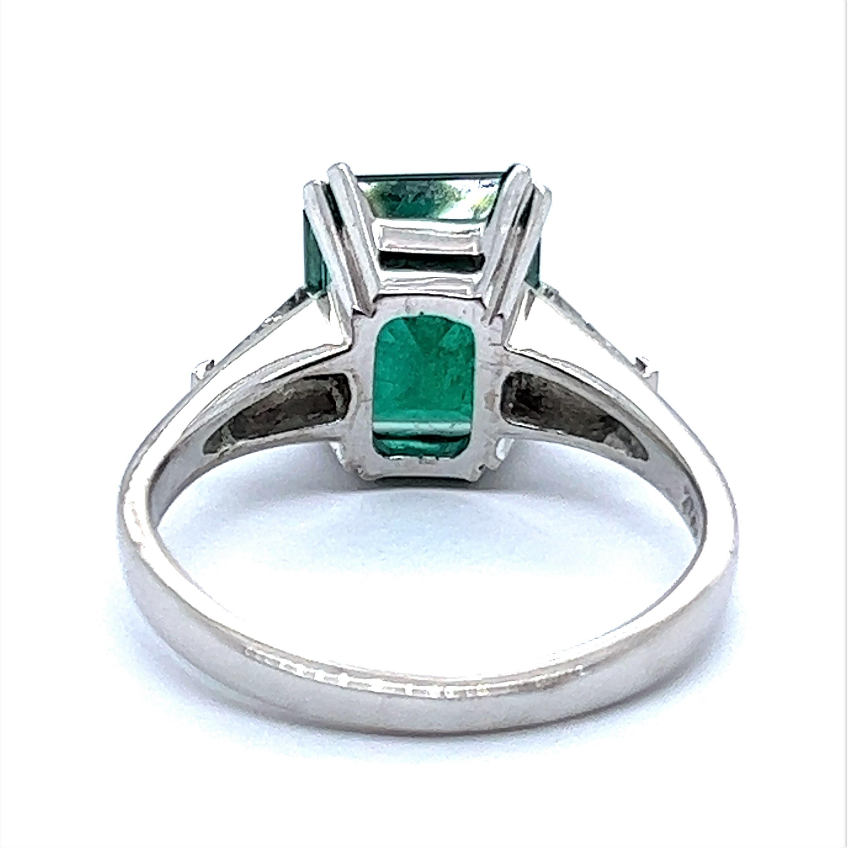 2.45 Carat Emerald and Diamond Ring in 18 Karat White Gold For Sale 3