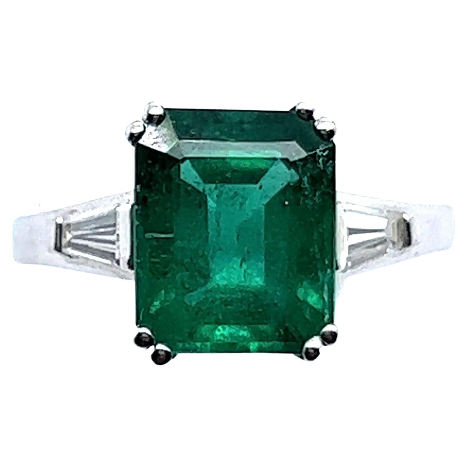 Anillo de oro blanco de 18 quilates con esmeralda y diamantes de 2,45 quilates