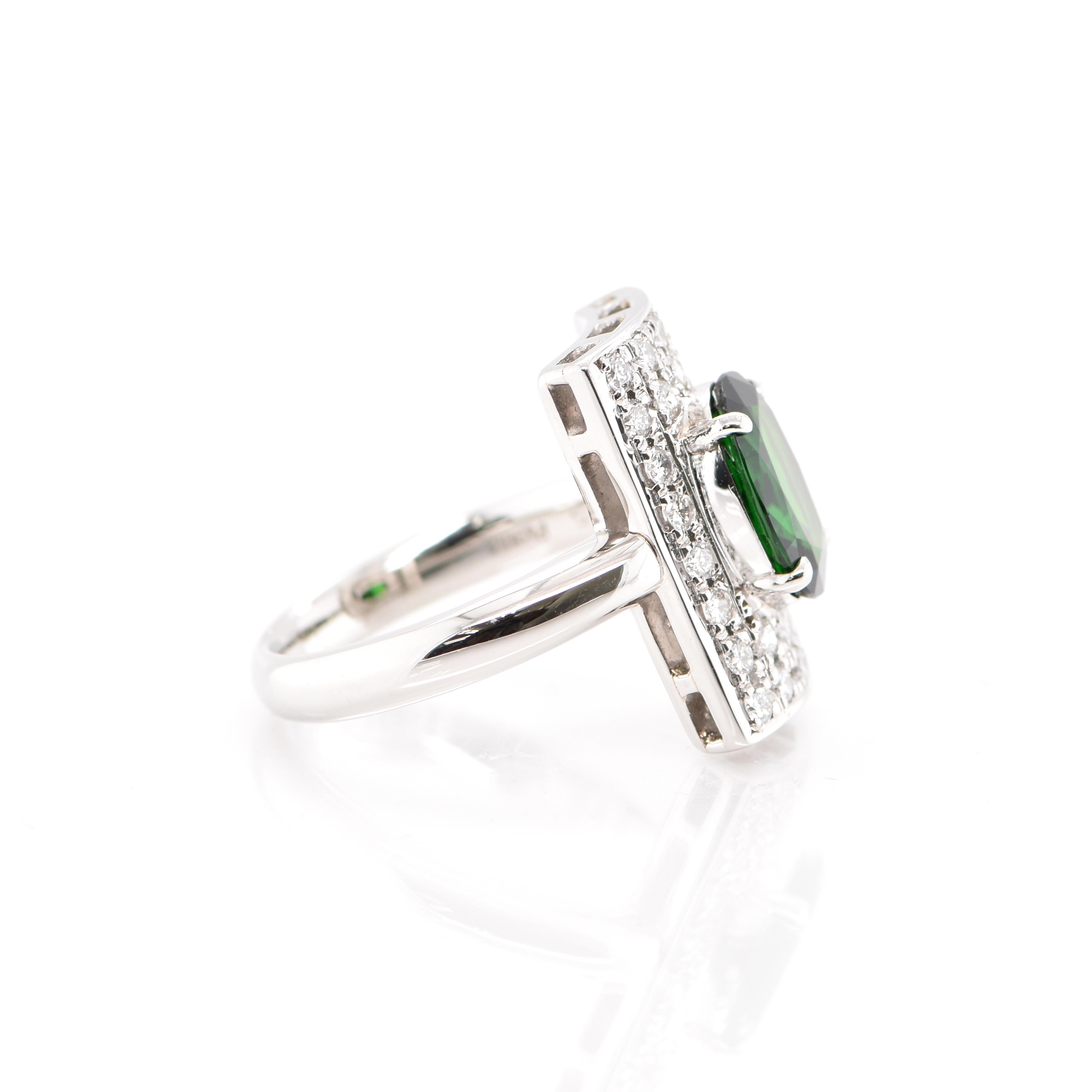 2.45 Carat Natural Tsavorite Garnet and Diamond Ring Set in Platinum In Excellent Condition For Sale In Tokyo, JP
