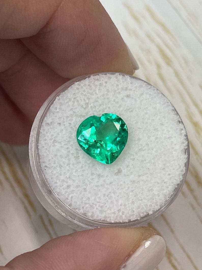 Piedra: Esmeralda
Peso: 2,45 quilates
Forma: Corte corazón
Claridad: Transparente
Lustre: Excelente/Muy bueno
Color: Verde amarillento medio
Medidas: 9,28 mm x 9,44 mm x 5,64 mm
Origen geográfico: Colombia
Tratamiento: Natural,