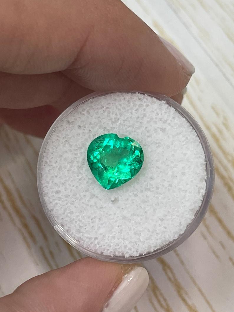 Esmeralda colombiana talla corazón de 2,45 quilates  Piedra natural suelta verde amarillenta Moderno en venta