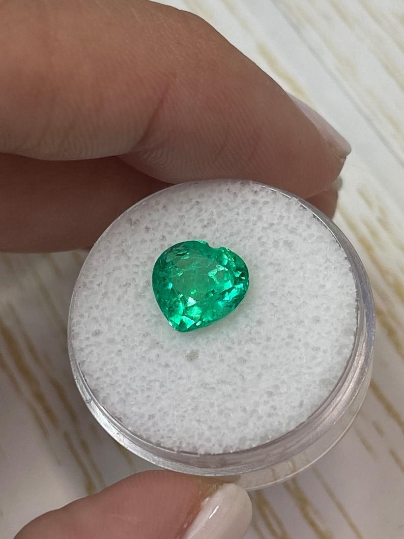 Esmeralda colombiana talla corazón de 2,45 quilates  Piedra natural suelta verde amarillenta Corte esmeralda en venta