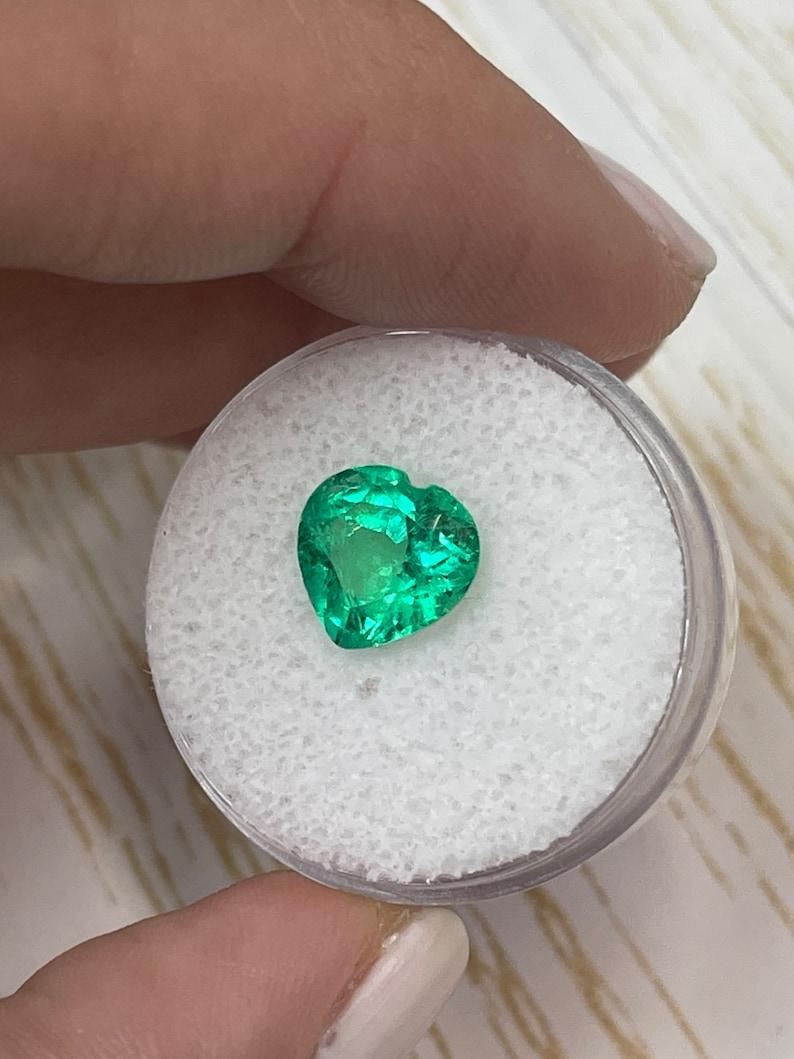 Esmeralda colombiana talla corazón de 2,45 quilates  Piedra natural suelta verde amarillenta en Nuevo estado para la venta en Jupiter, FL