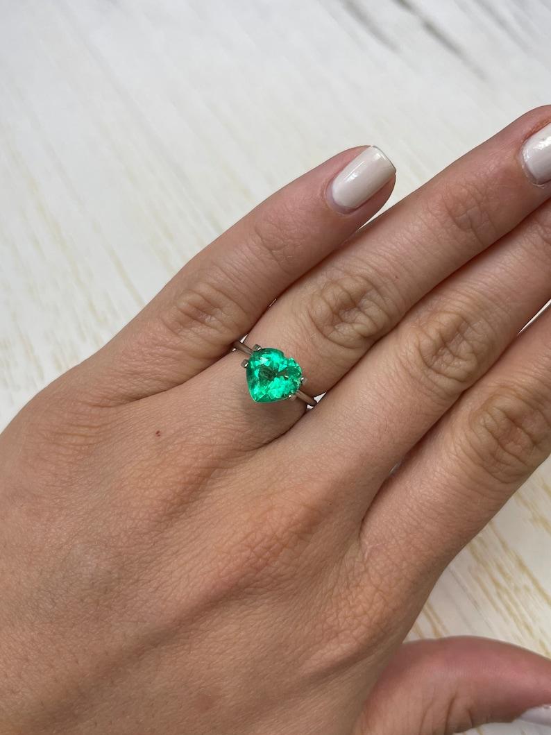 Esmeralda colombiana talla corazón de 2,45 quilates  Piedra natural suelta verde amarillenta en venta 1
