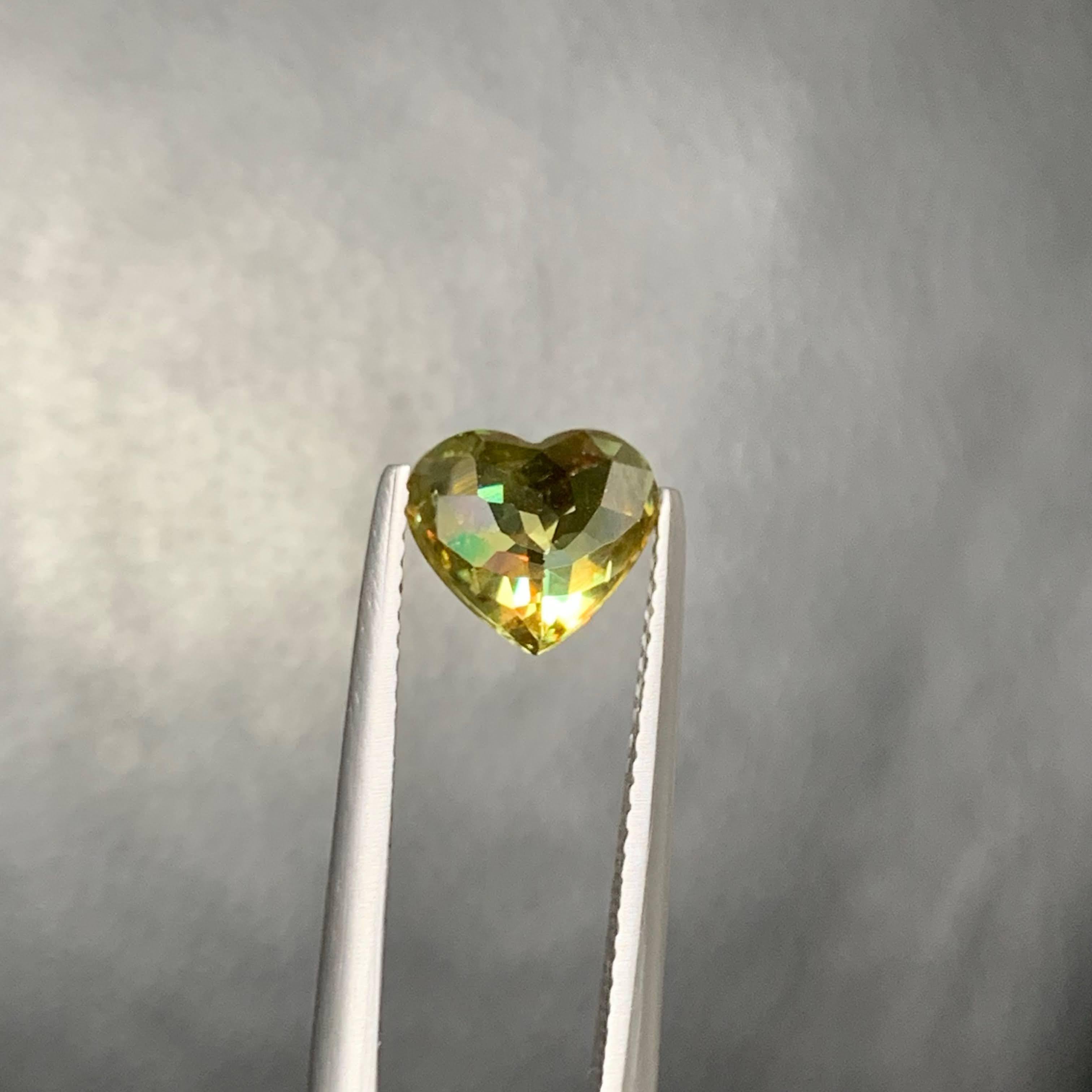 Gewicht 2,45 Karat
Abmessungen 8,4x7,5x5,8 mm
Behandlung Keine
Herkunft Madagaskar
Klarheit VVS
Form geschnittenes Herz
NA



Dieser 2,45-karätige natürliche Sphene-Edelstein ist ein brillanter und romantischer Schatz, der meisterhaft in einer