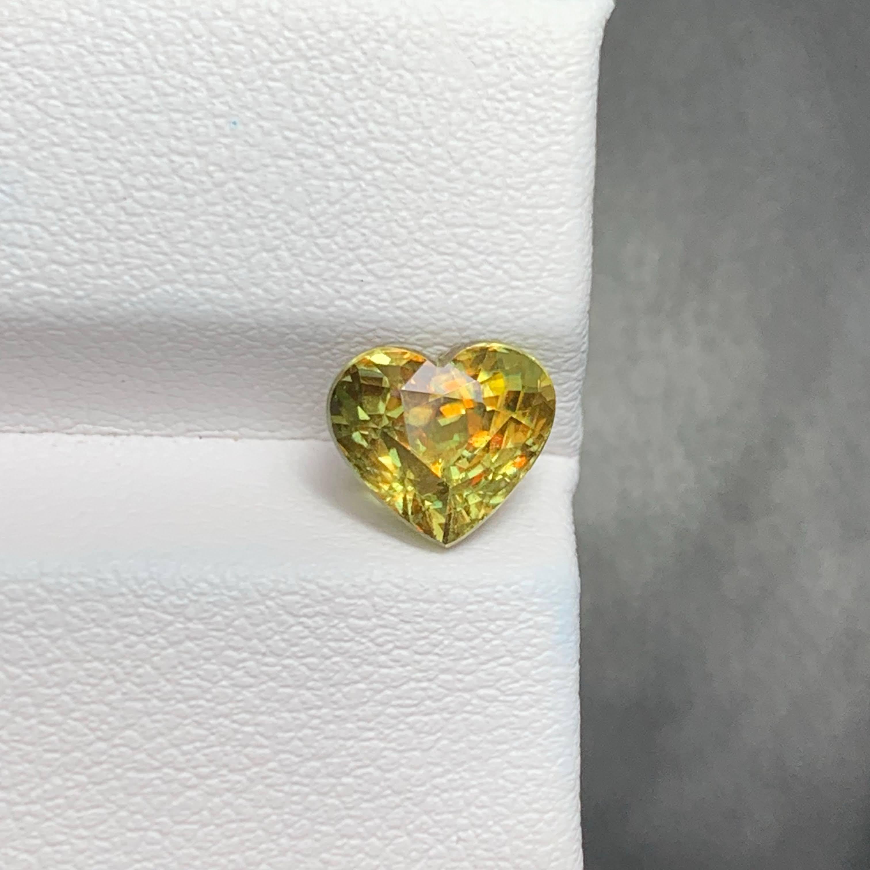 2,45 Karat Loser Feiner Sphene Stein Herzförmig Natürlicher Madagaskar's Edelstein für Damen oder Herren im Angebot
