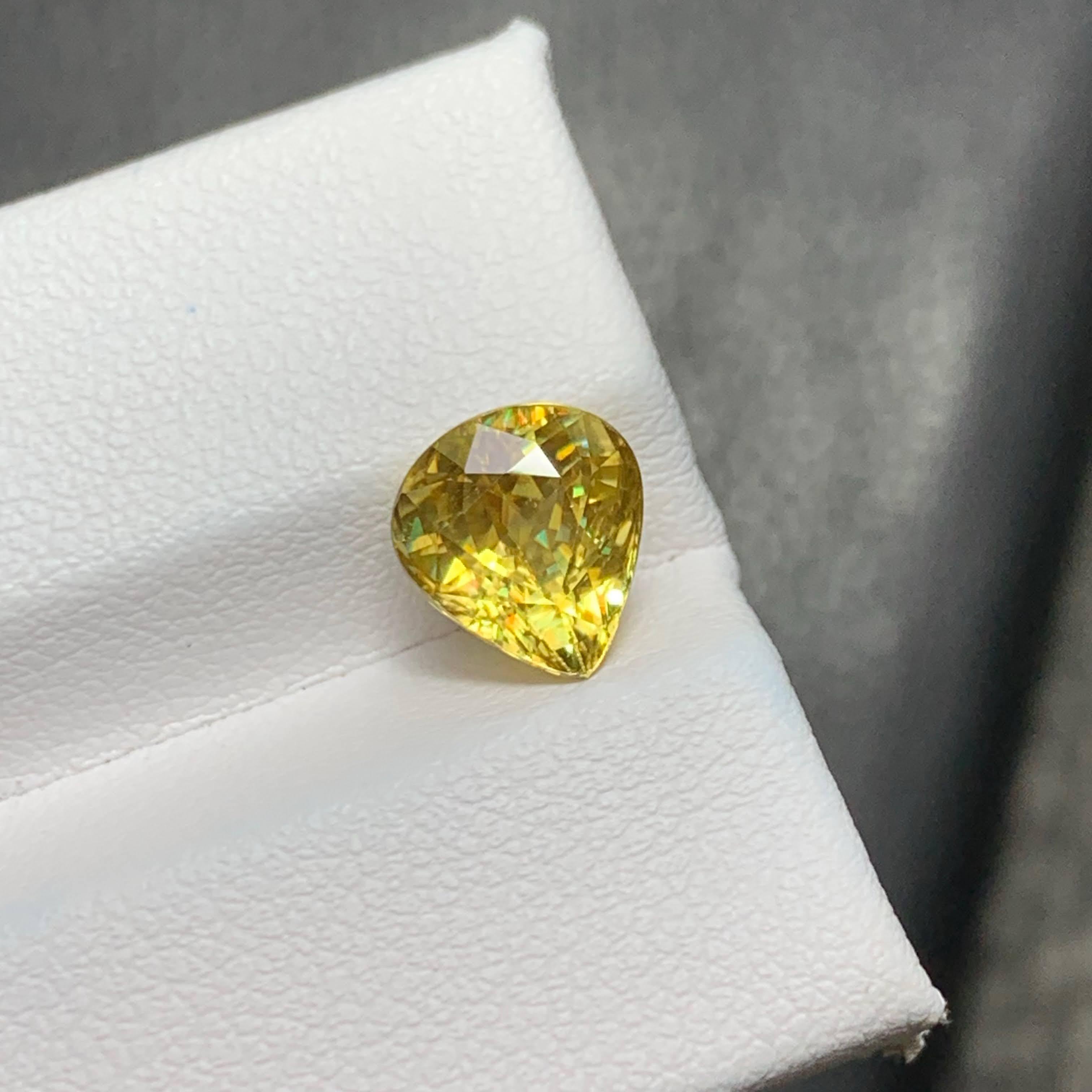 Moderne 2.45 Carat Loose Natural Sphene Stone Pear Shaped Madagascar's Gemstone (pierre précieuse en forme de poire) en vente