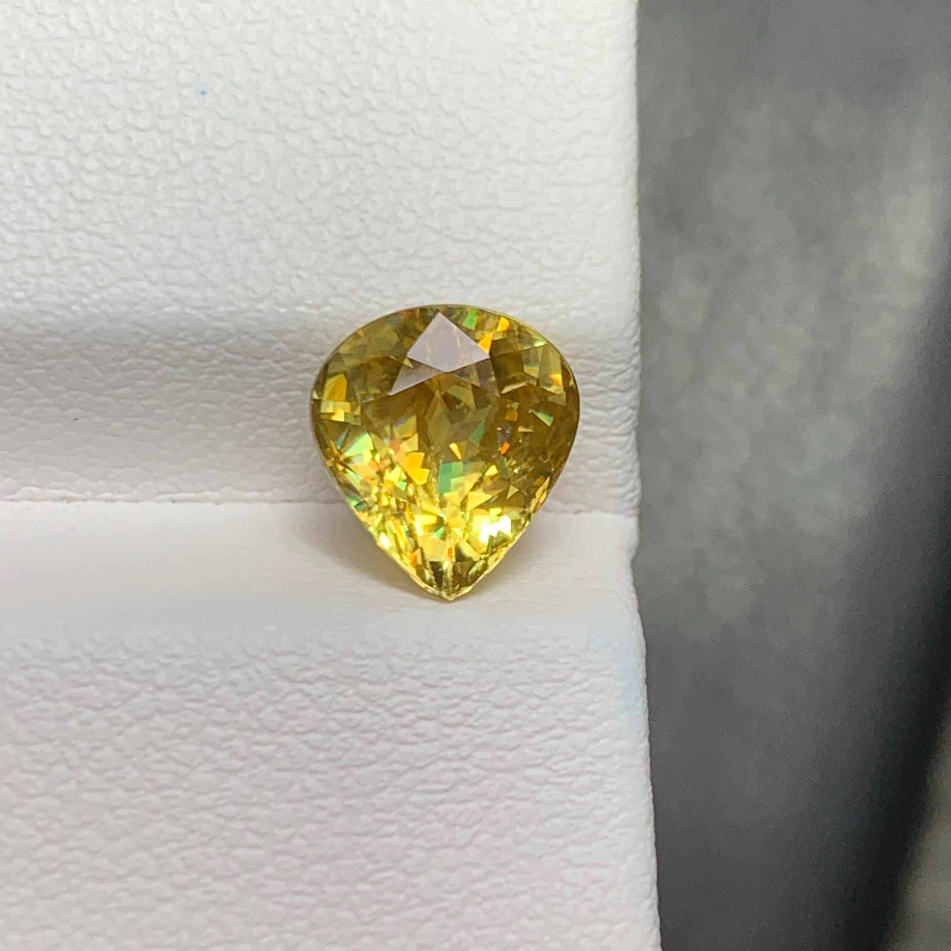 Taille poire 2.45 Carat Loose Natural Sphene Stone Pear Shaped Madagascar's Gemstone (pierre précieuse en forme de poire) en vente