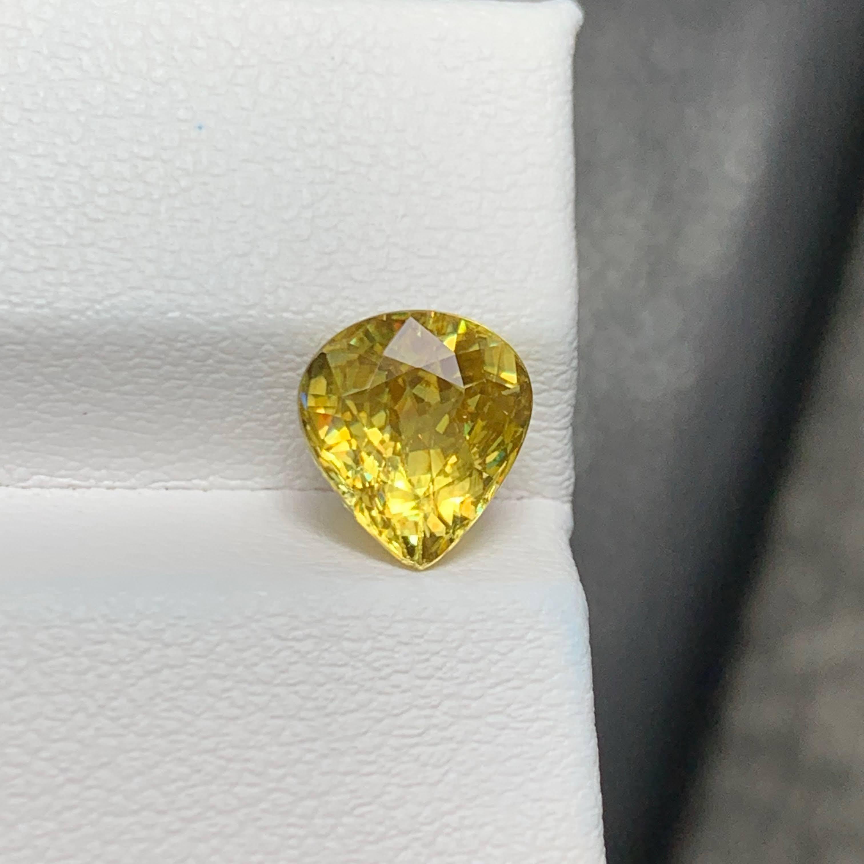 2.45 Carat Loose Natural Sphene Stone Pear Shaped Madagascar's Gemstone (pierre précieuse en forme de poire) en vente 2