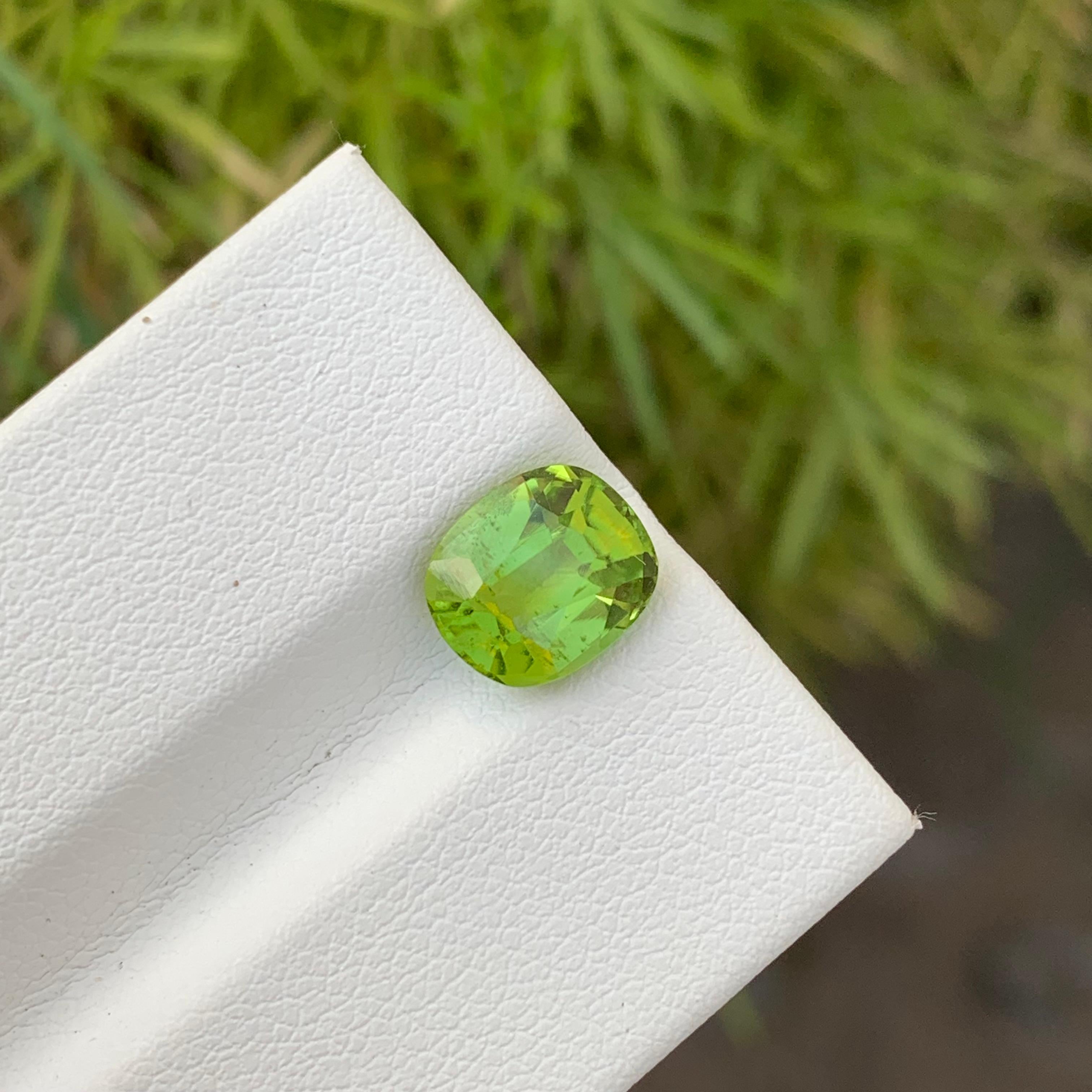 Pierre précieuse en forme de coussin vert pomme non sertie de 2,45 carats, du Pakistan en vente 4