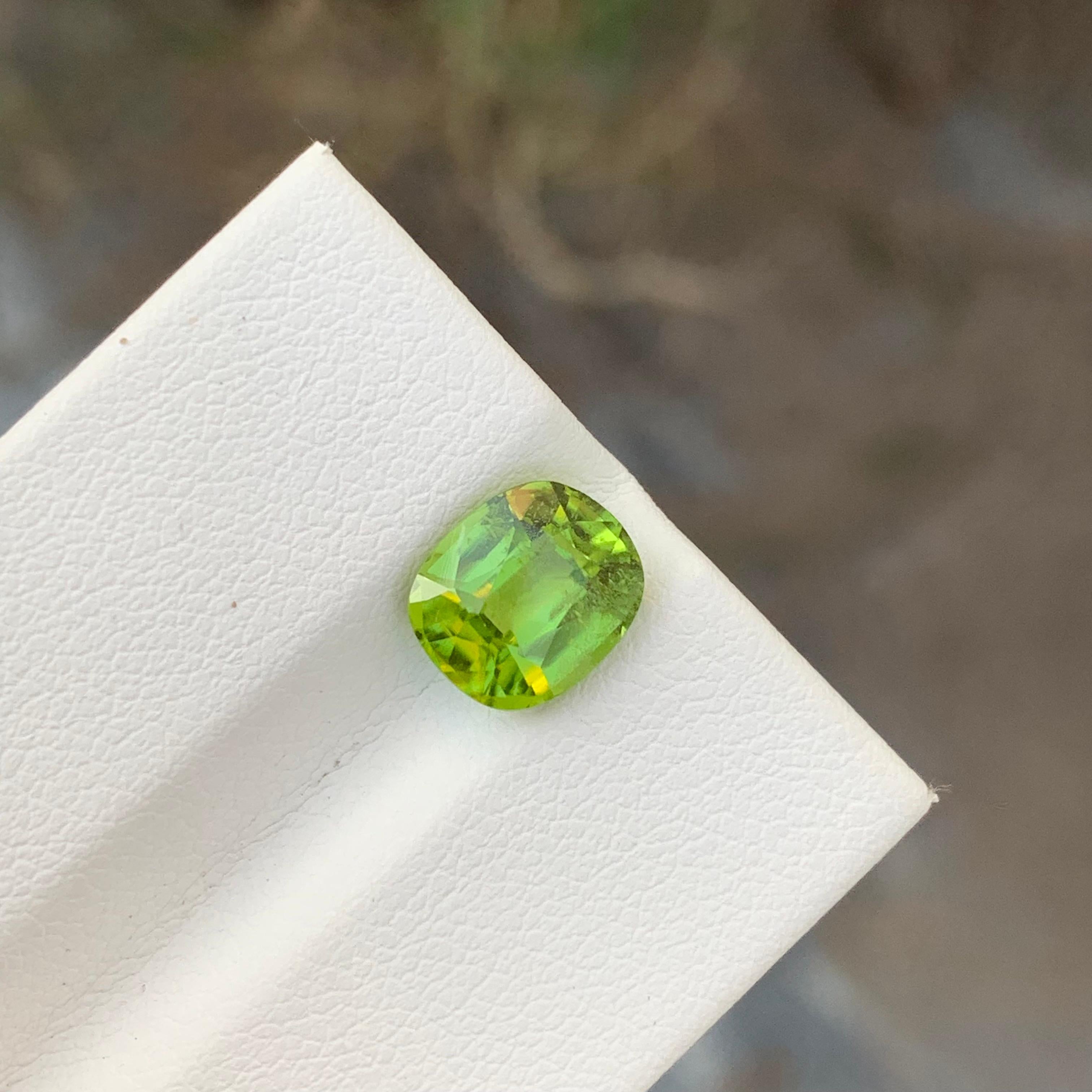 Péridot en vrac
Poids : 2,45 carats
Dimension : 8,5 x 7,3 x 5,1 mm
Couleur : Vert
Origine : Vallée de Supat, Pakistan
Forme : Coussin 
Certificat : Sur demande
Traitement : Non

Le péridot, une pierre précieuse vibrante et lustrée, est apprécié