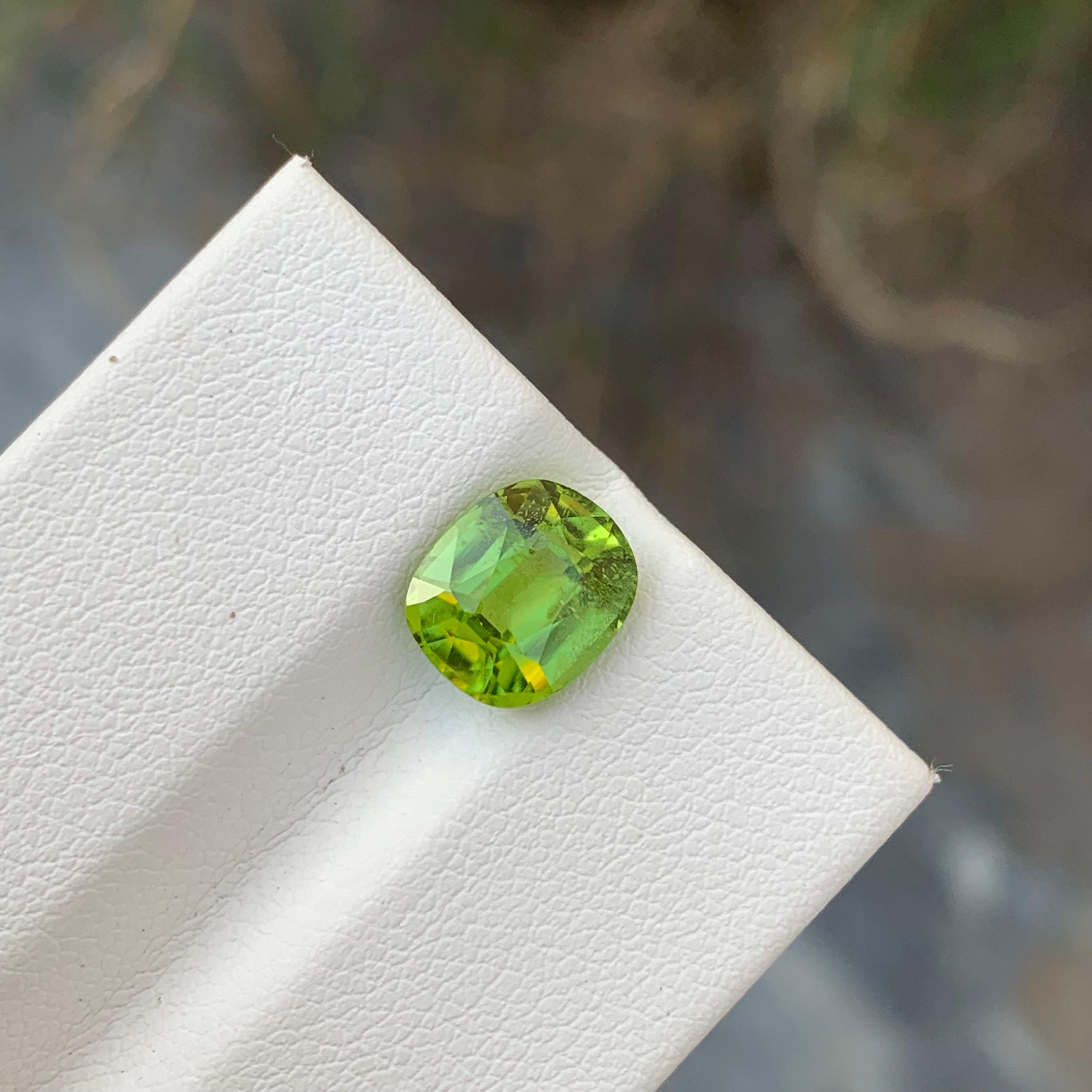 Taille coussin Pierre précieuse en forme de coussin vert pomme non sertie de 2,45 carats, du Pakistan en vente