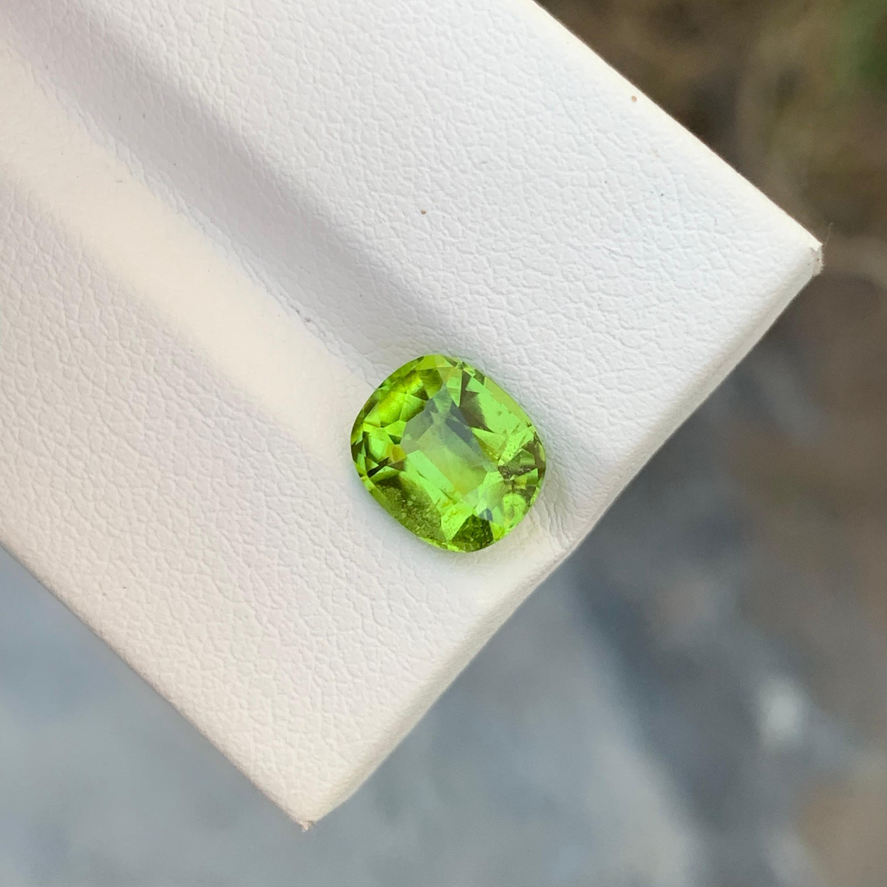 Pierre précieuse en forme de coussin vert pomme non sertie de 2,45 carats, du Pakistan Neuf - En vente à Peshawar, PK