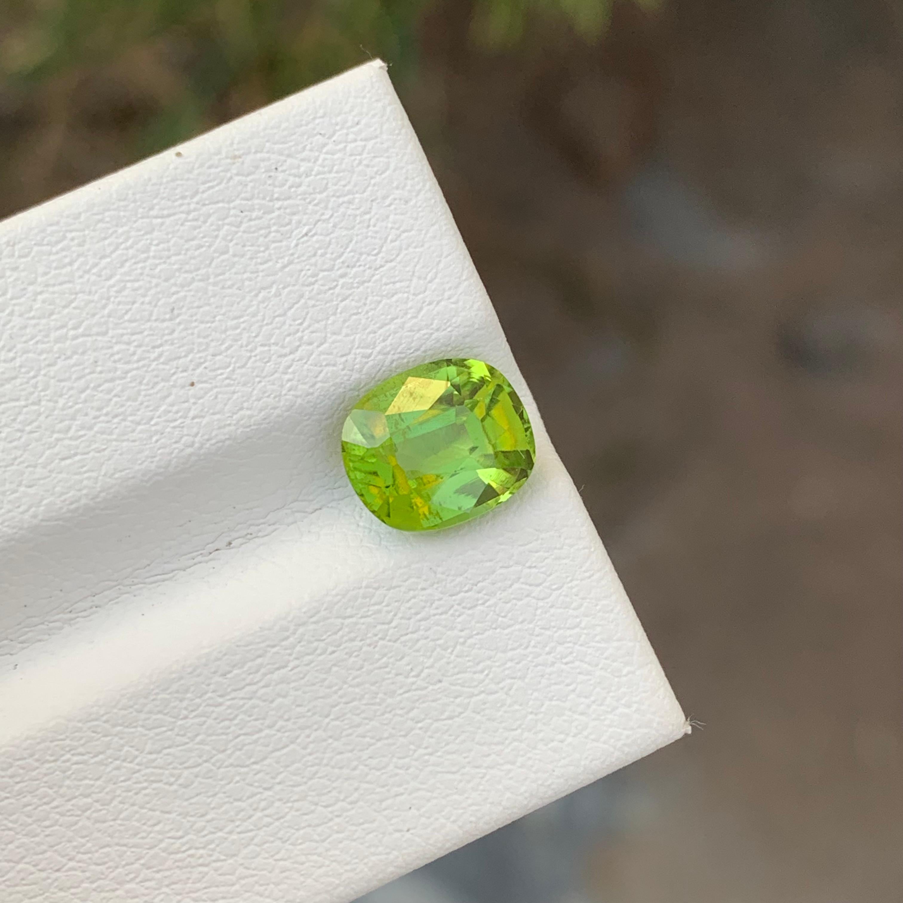 Pierre précieuse en forme de coussin vert pomme non sertie de 2,45 carats, du Pakistan Unisexe en vente
