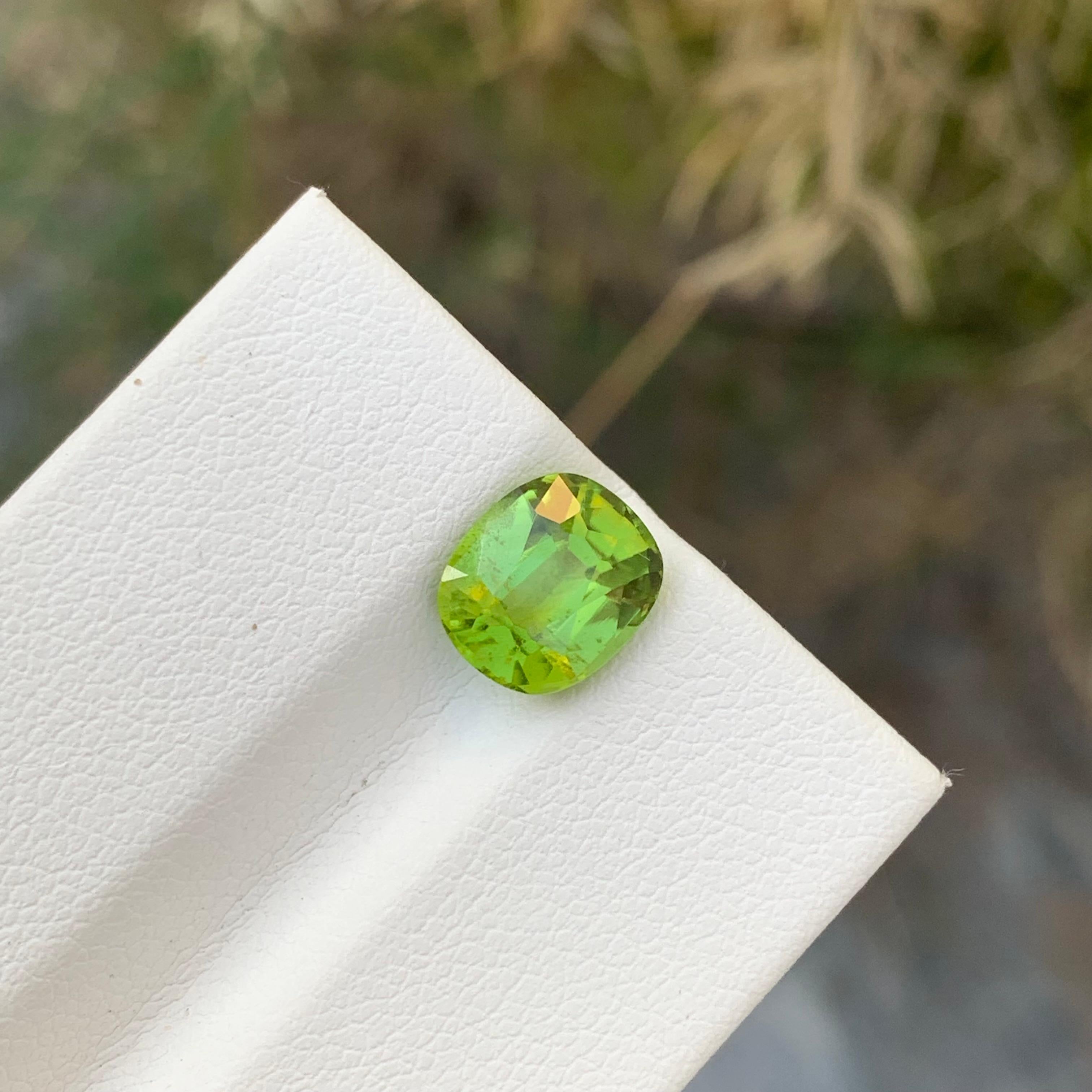 Pierre précieuse en forme de coussin vert pomme non sertie de 2,45 carats, du Pakistan en vente 1
