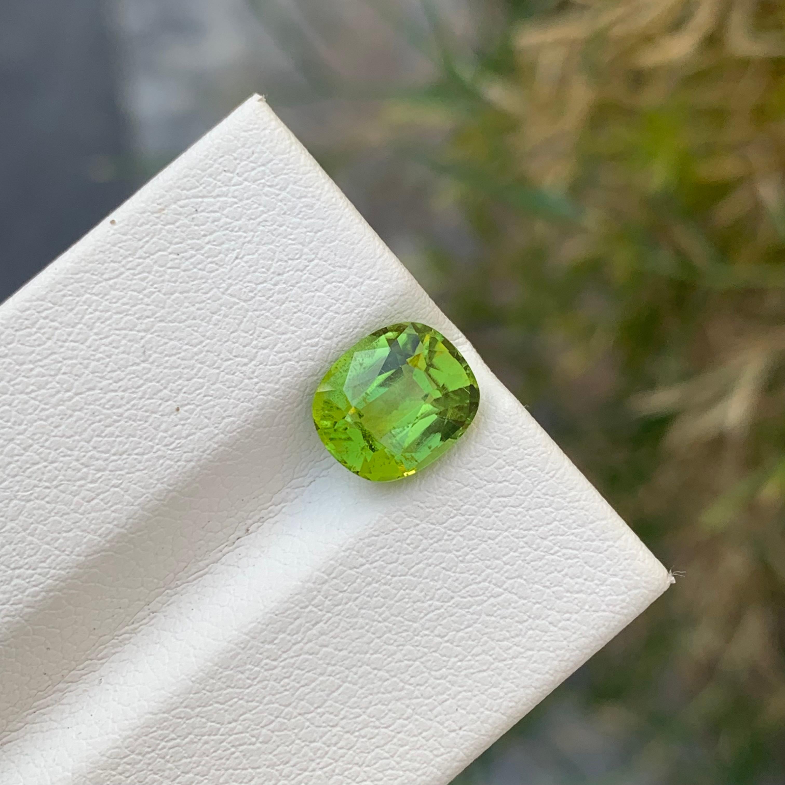 Pierre précieuse en forme de coussin vert pomme non sertie de 2,45 carats, du Pakistan en vente 2
