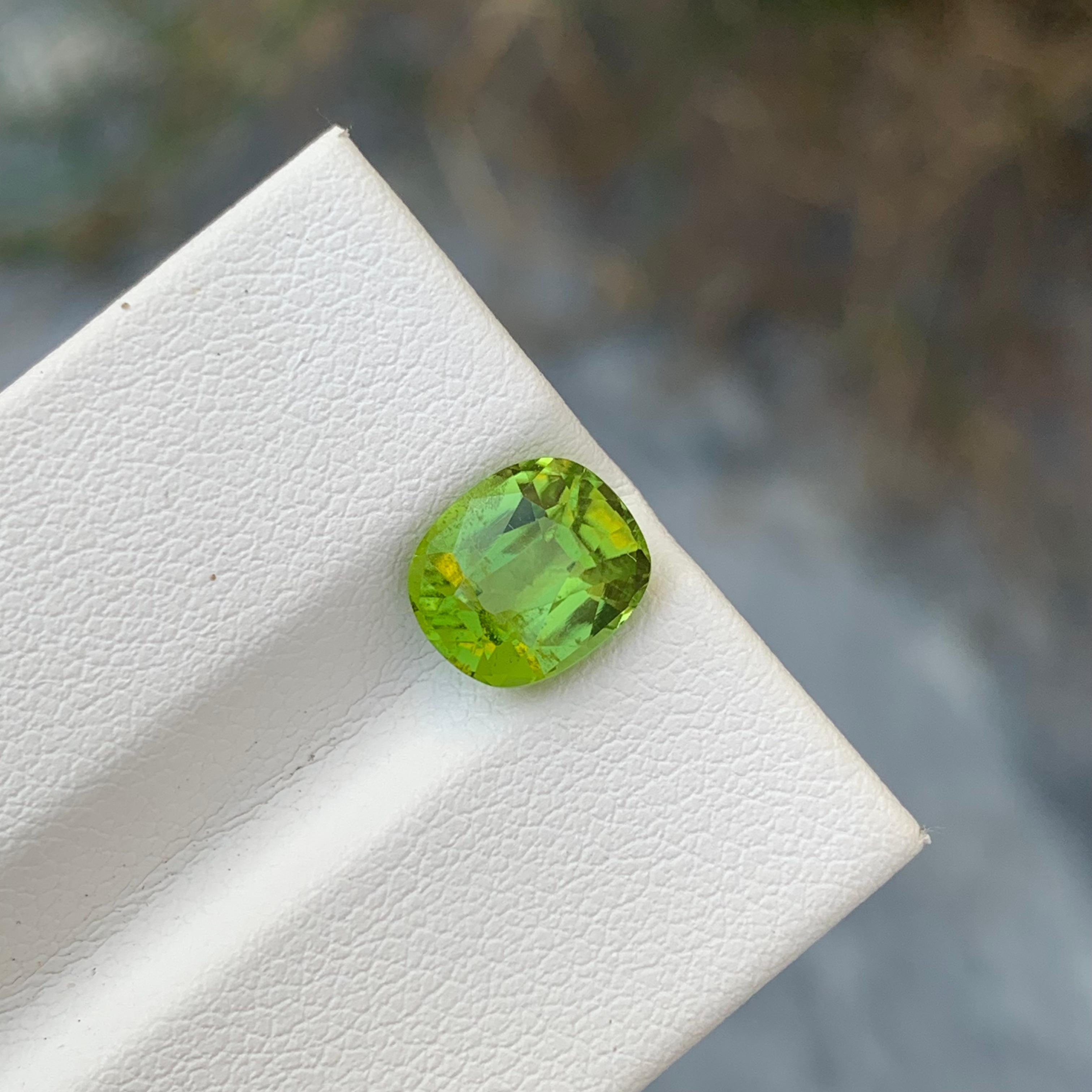 Pierre précieuse en forme de coussin vert pomme non sertie de 2,45 carats, du Pakistan en vente 3