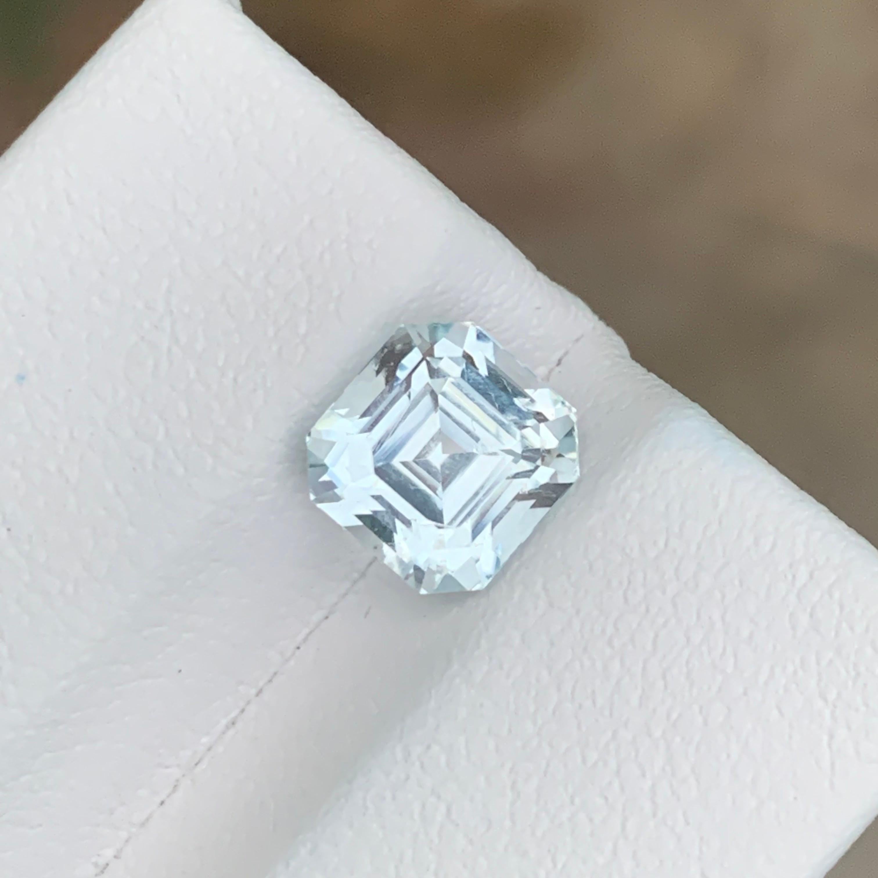 Taille octogone 2.45 Carat Natural Loose Aquamarine Octagon Shape Gemstone (Aigue-marine libre en forme d'octogone) en vente