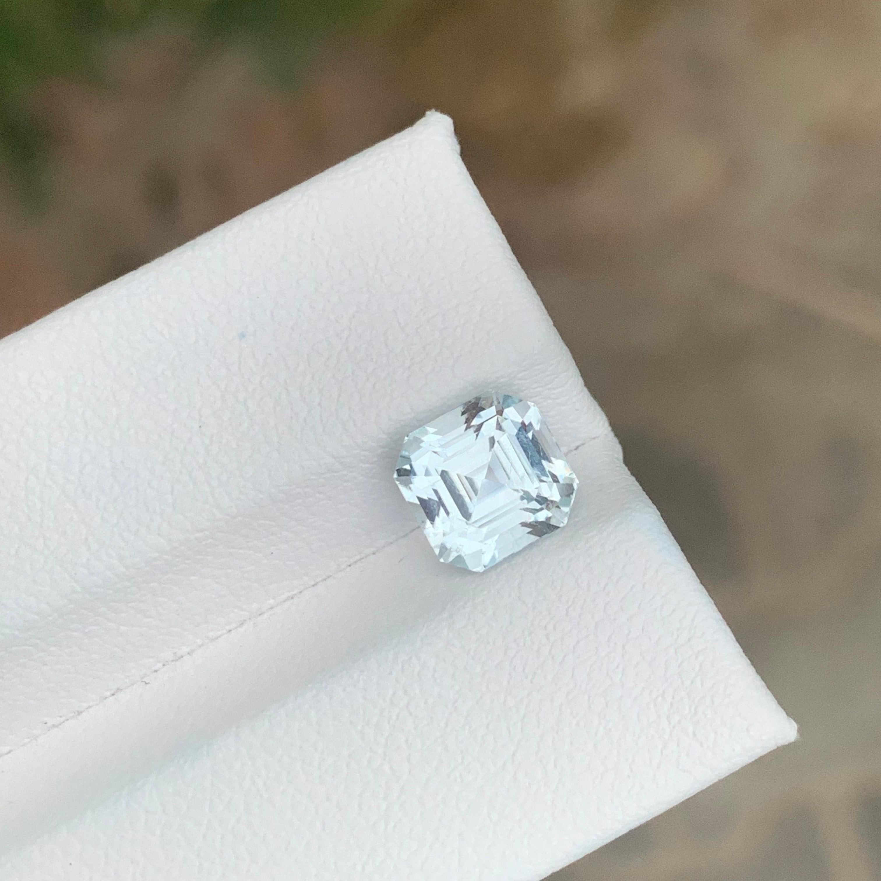 2.45 Carat Natural Loose Aquamarine Octagon Shape Gemstone (Aigue-marine libre en forme d'octogone) Unisexe en vente