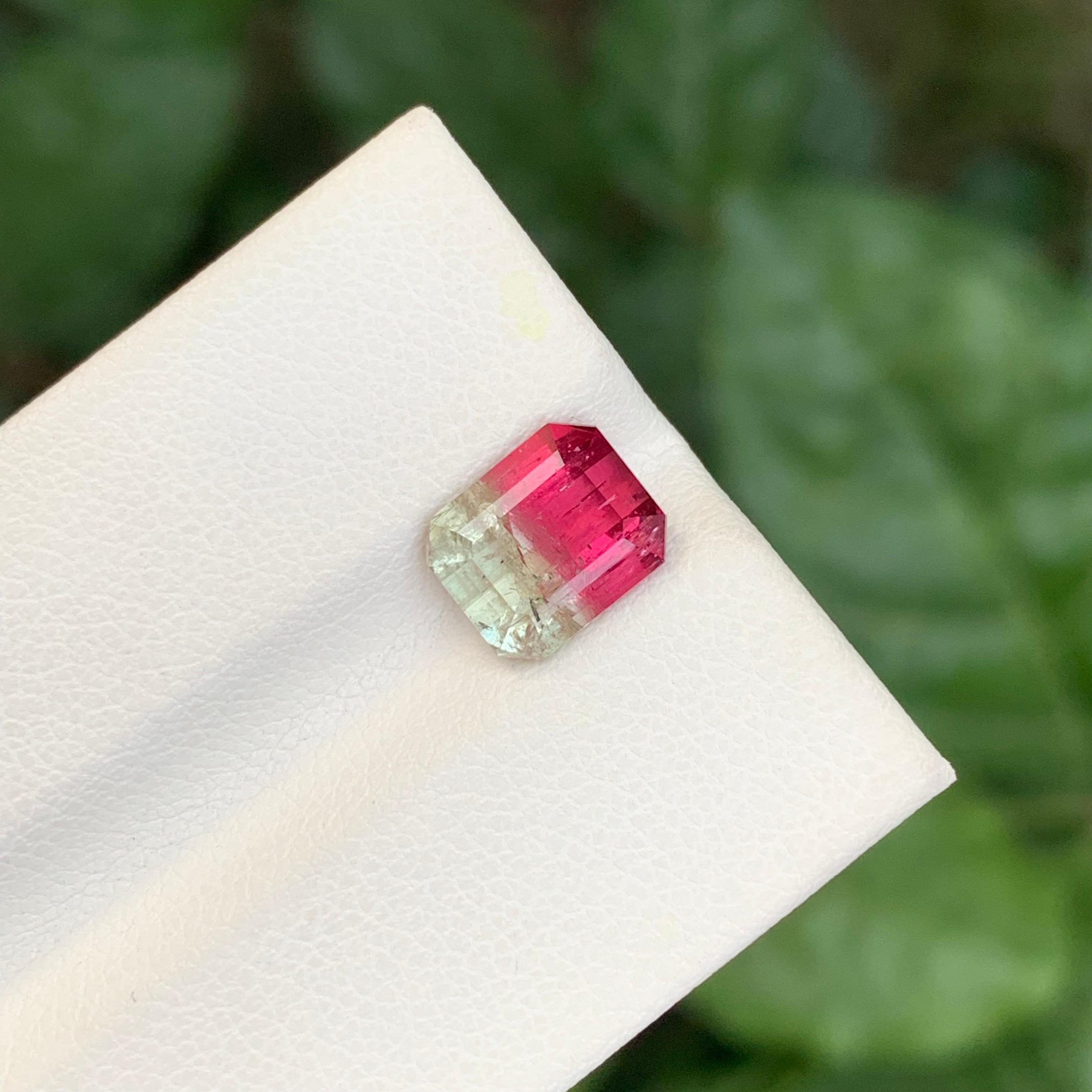 Facettierter zweifarbiger Turmalin

Gewicht: 2,45 Karat
Abmessung: 8.6 x 7.1 x 4.7 Mm
Farbe: Rosa und Gelb 
Behandlung: Nicht
Zertifikat: Auf Kundenwunsch
Die Form: Smaragd 


Der Turmalin ist ein faszinierender Edelstein, der für seine