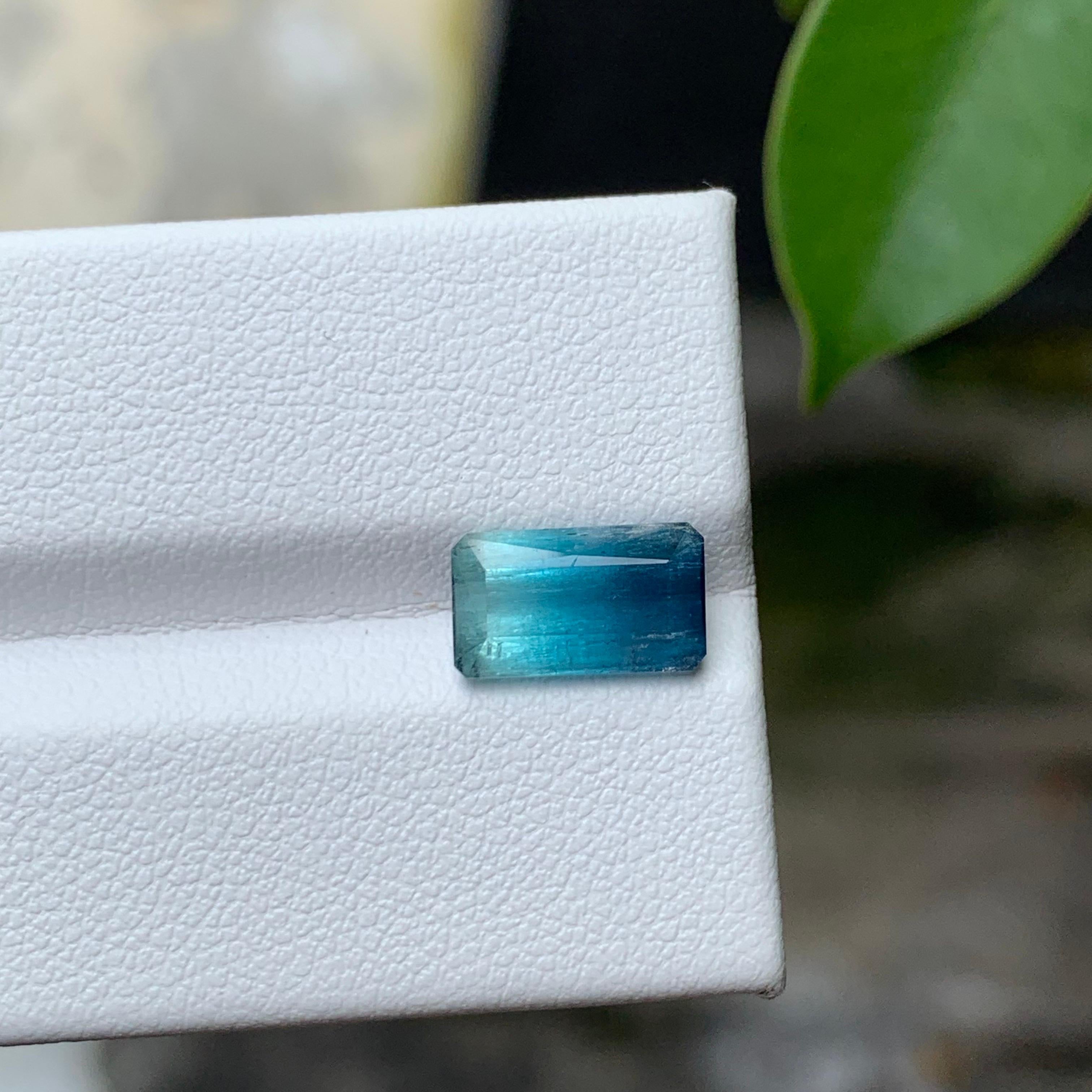 Arts and Crafts 2.45 Carat Natural Loose Bi Colour Tourmaline Emerald Shape Gemstone (pierre précieuse en forme d'émeraude) en vente