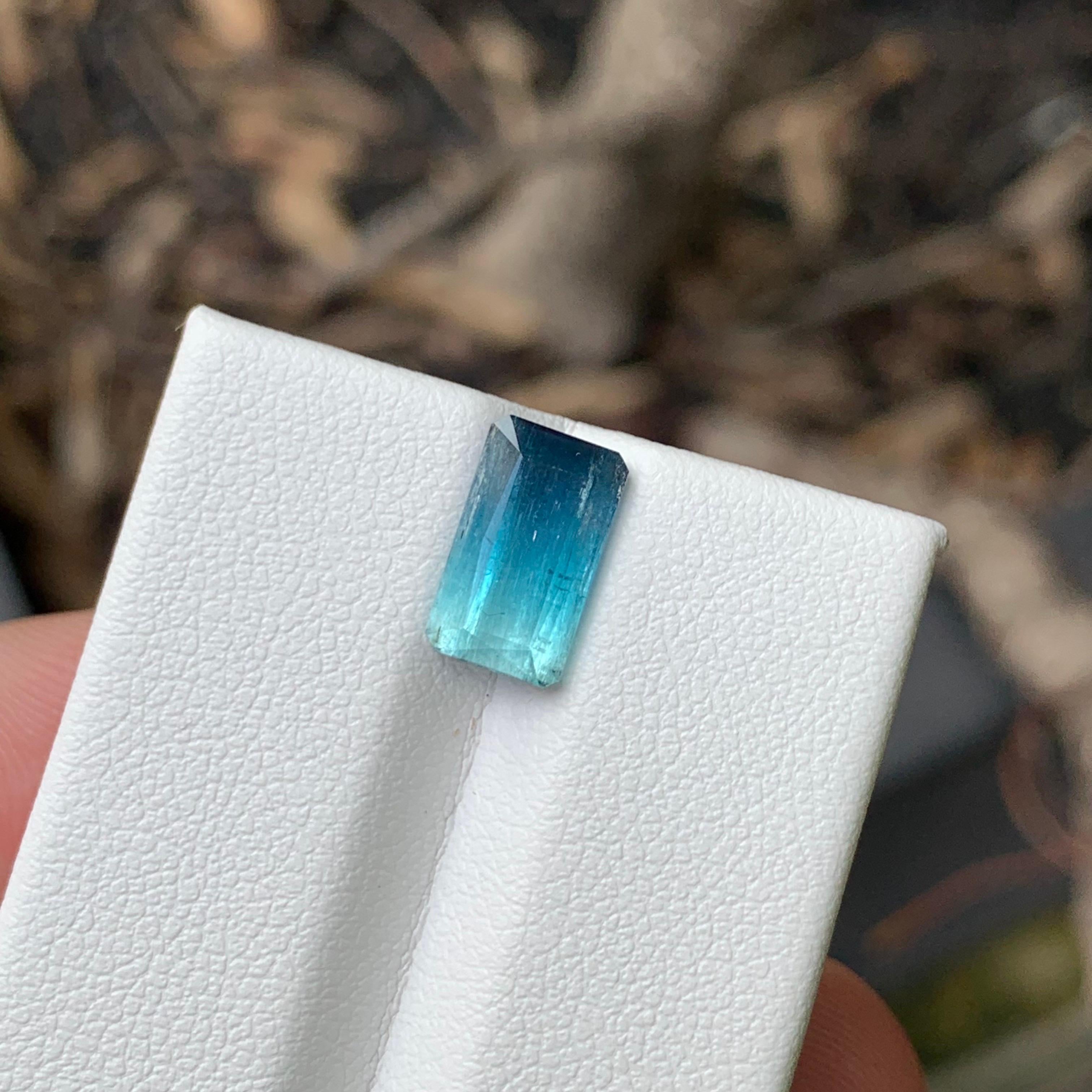 Taille émeraude 2.45 Carat Natural Loose Bi Colour Tourmaline Emerald Shape Gemstone (pierre précieuse en forme d'émeraude) en vente