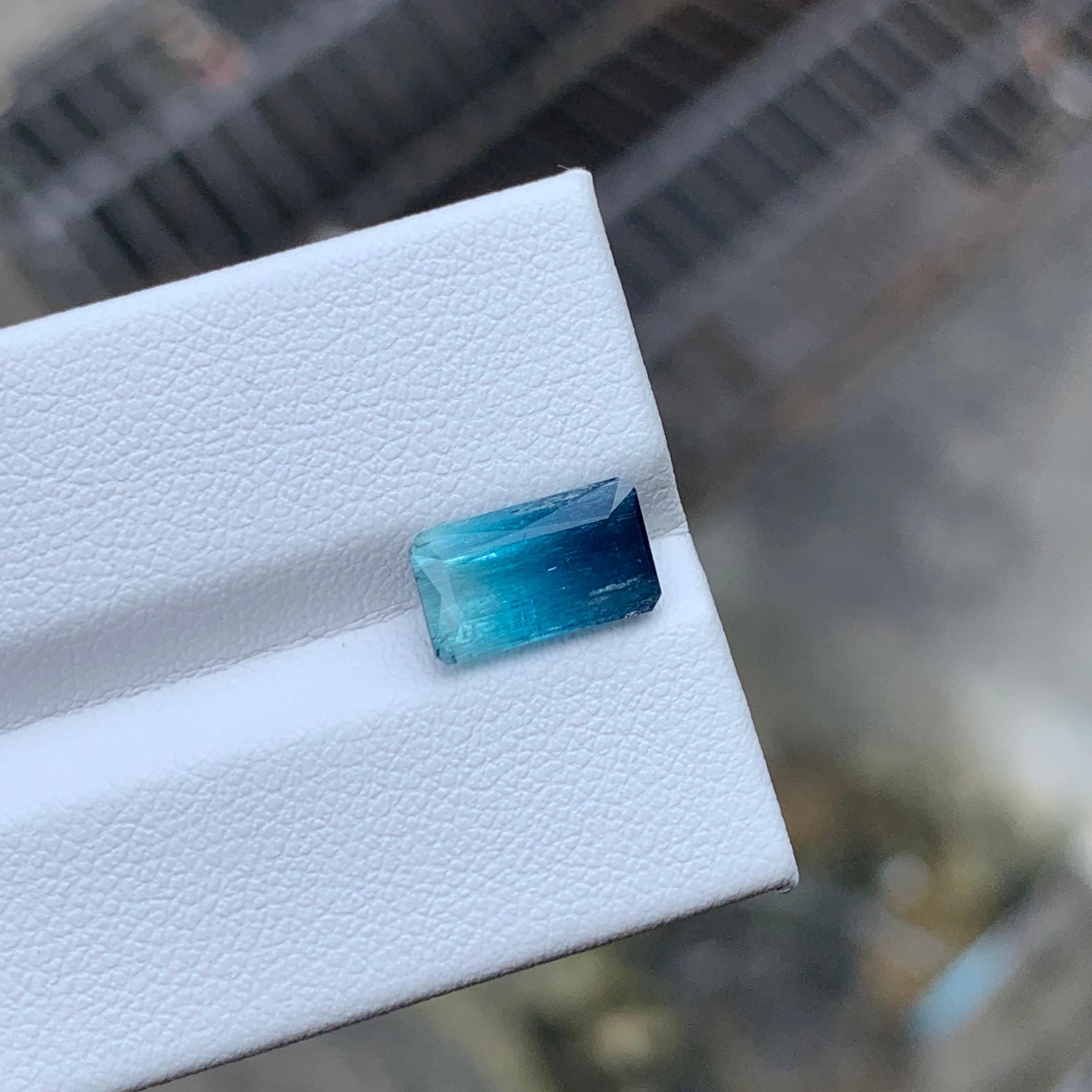 2.45 Carat Natural Loose Bi Colour Tourmaline Emerald Shape Gemstone (pierre précieuse en forme d'émeraude) Unisexe en vente