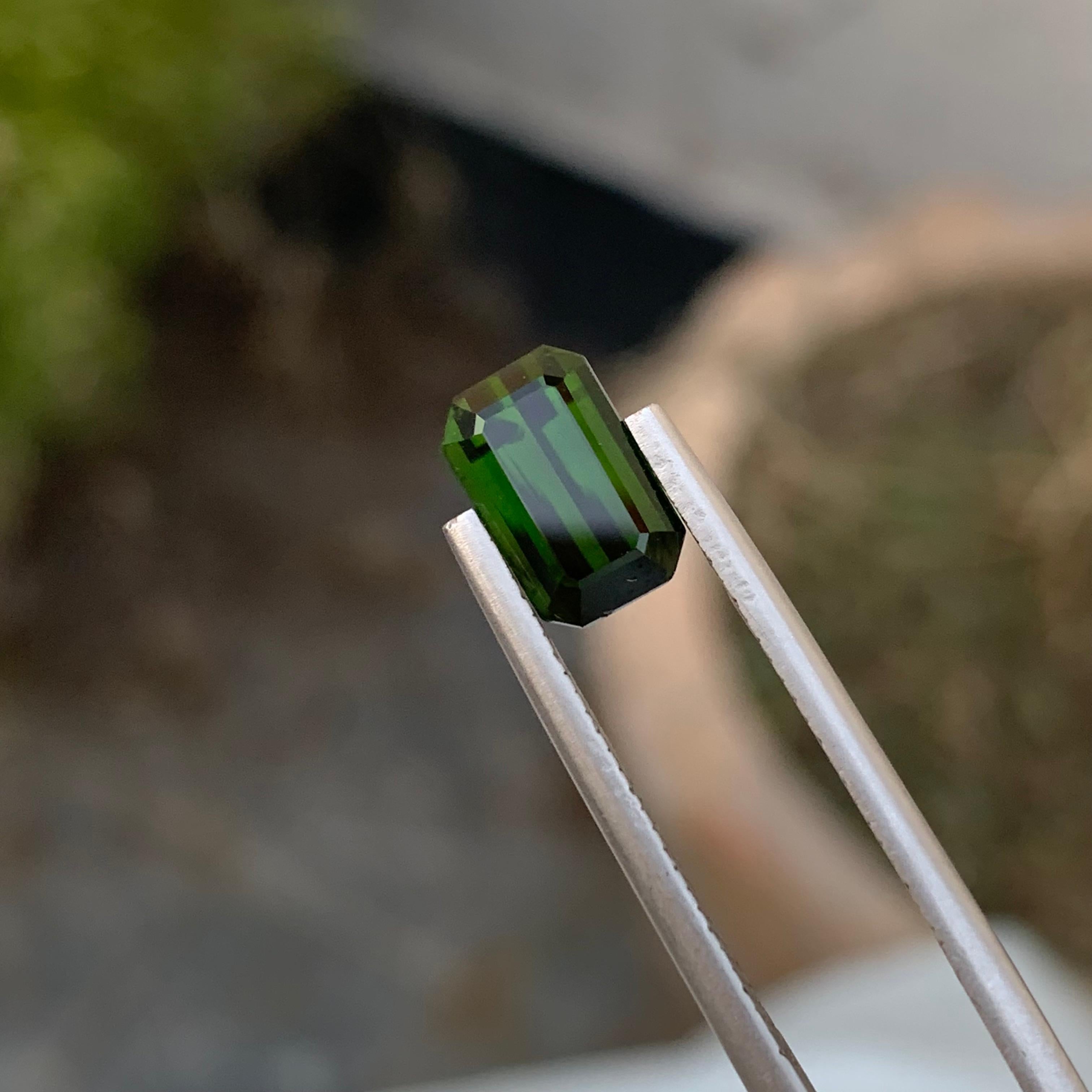 2,45 Karat natürlicher loser dunkelgrüner Turmalin in Smaragdform für Ring (Arts and Crafts) im Angebot