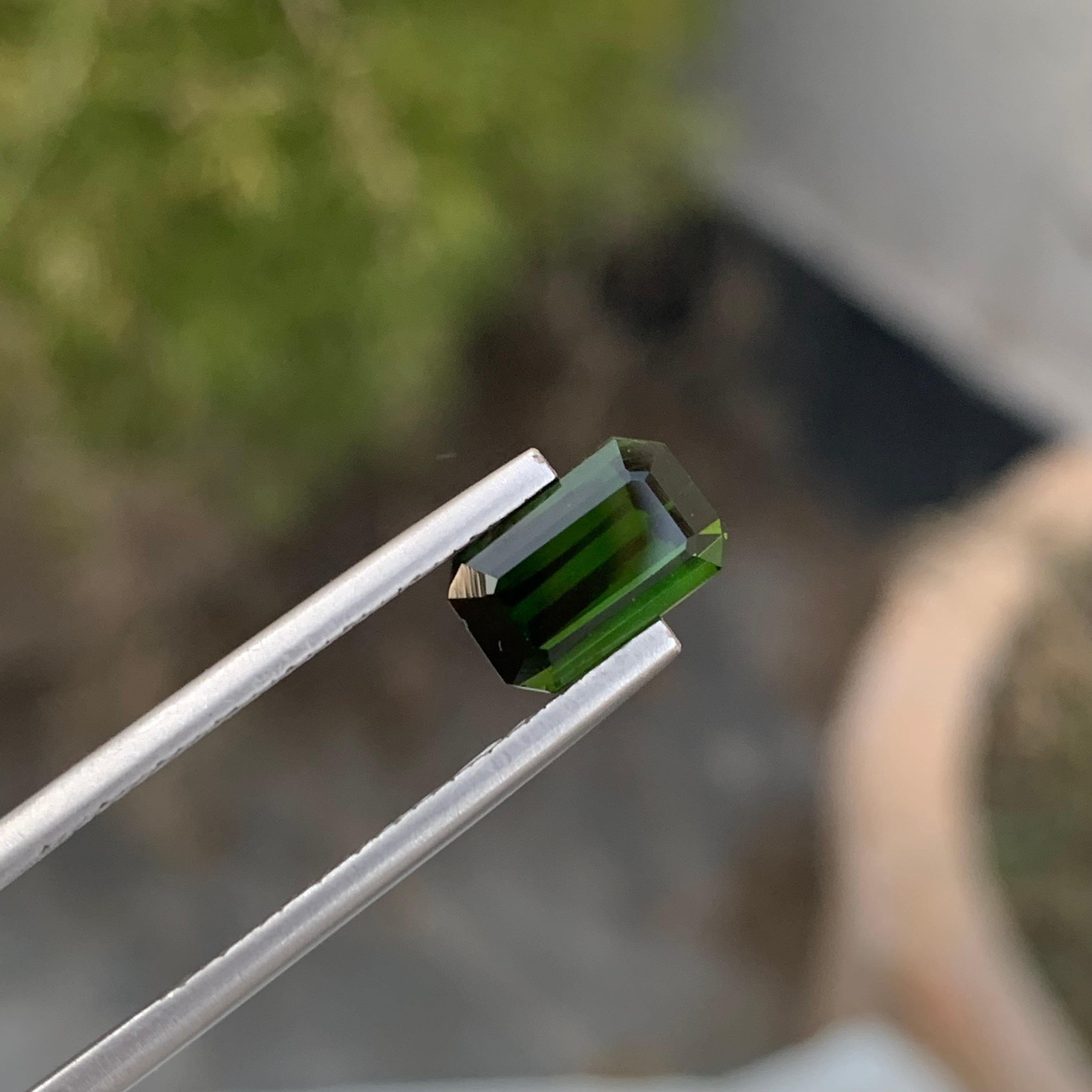 2,45 Karat natürlicher loser dunkelgrüner Turmalin in Smaragdform für Ring (Smaragdschliff) im Angebot