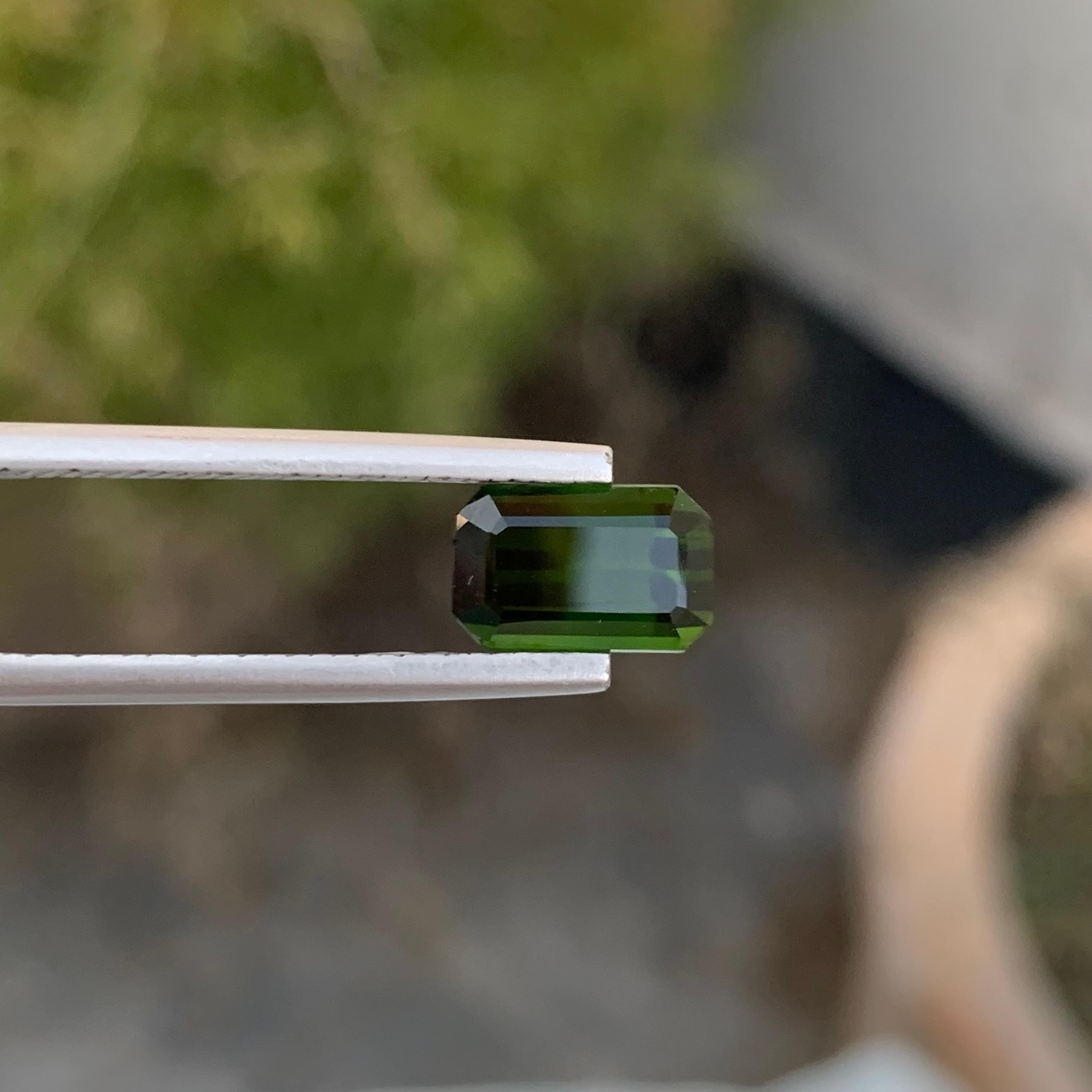 2,45 Karat natürlicher loser dunkelgrüner Turmalin in Smaragdform für Ring im Zustand „Neu“ im Angebot in Peshawar, PK