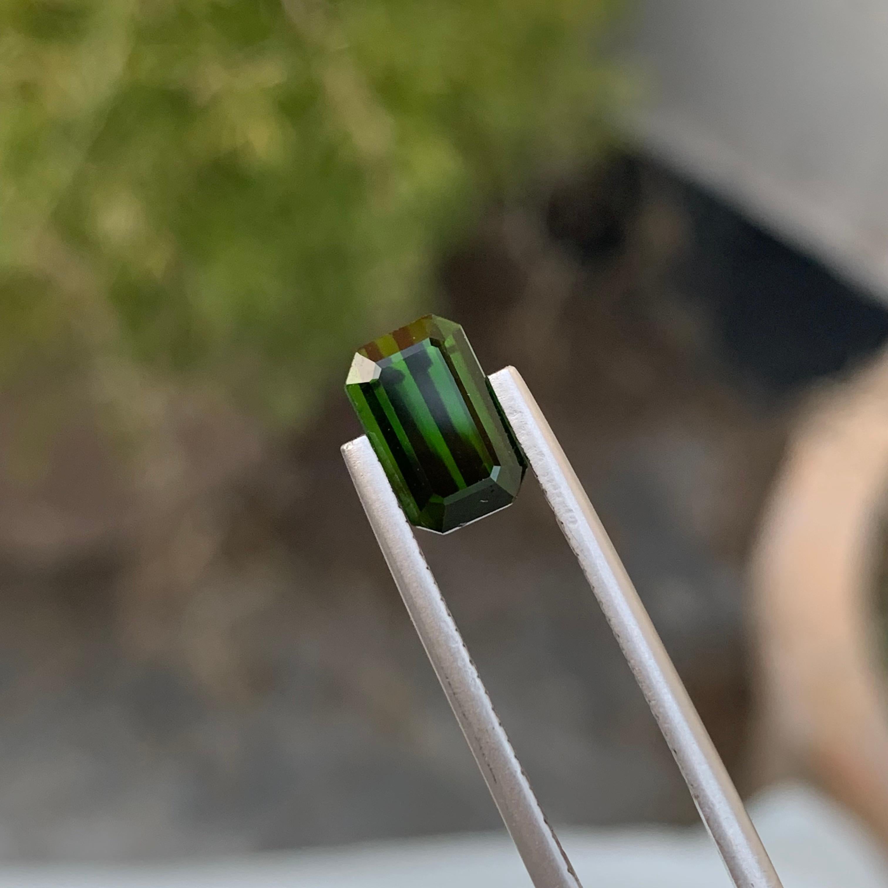 2,45 Karat natürlicher loser dunkelgrüner Turmalin in Smaragdform für Ring im Angebot 1