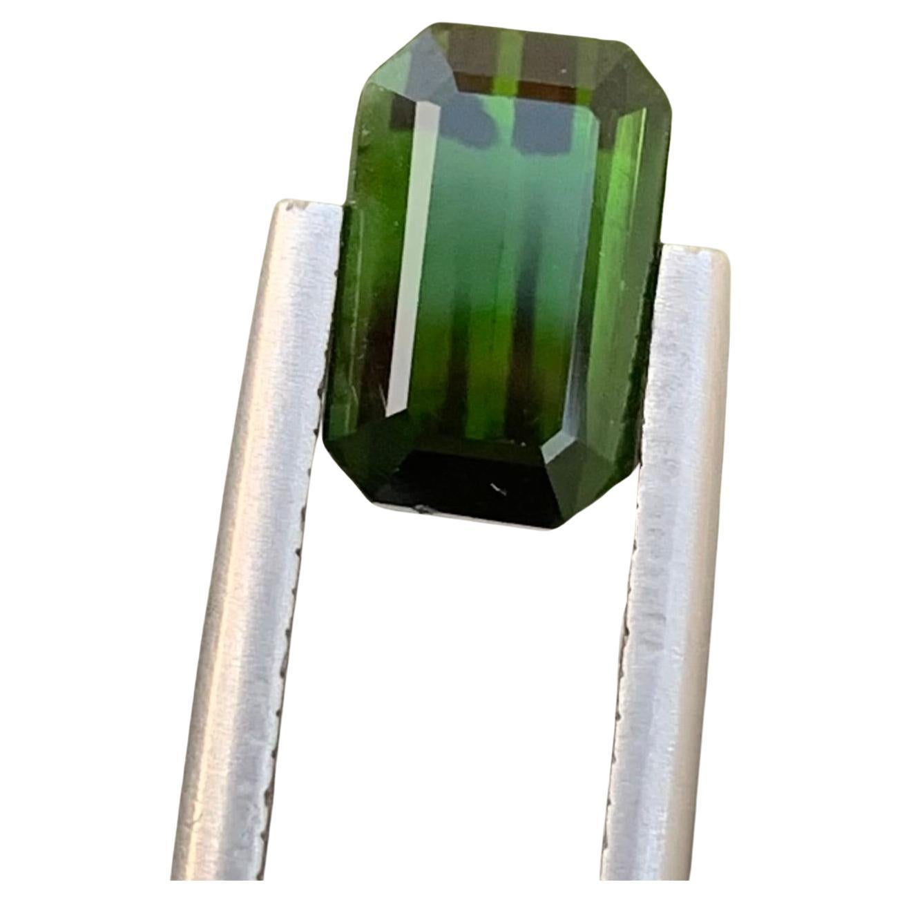 Tourmaline verte foncée naturelle non sertie de 2,45 carats en forme d'émeraude pour bague 