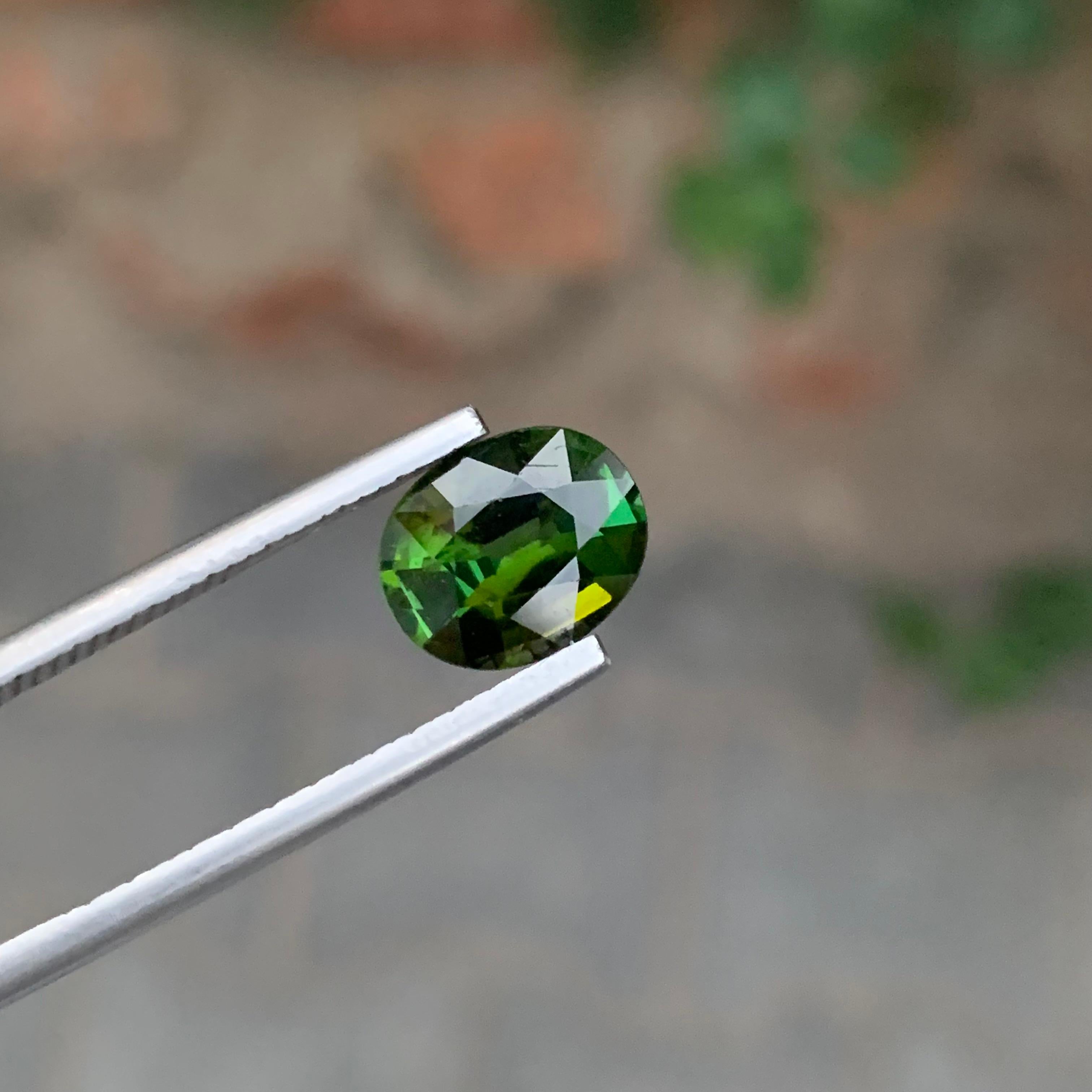 Forma ovale di tormalina sciolta naturale di colore verde intenso da 2,45 carati in vendita 4