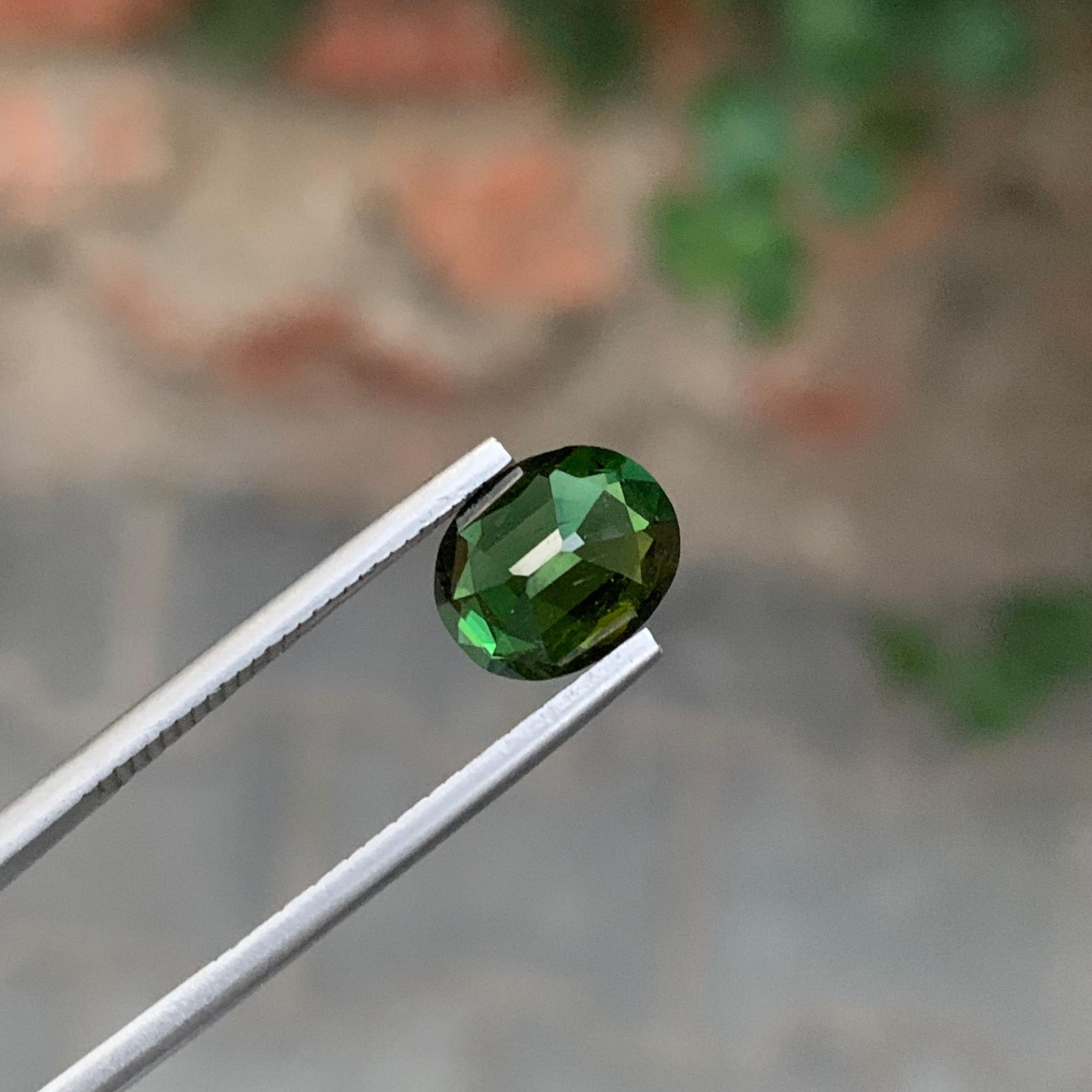 Forma ovale di tormalina sciolta naturale di colore verde intenso da 2,45 carati in vendita 5