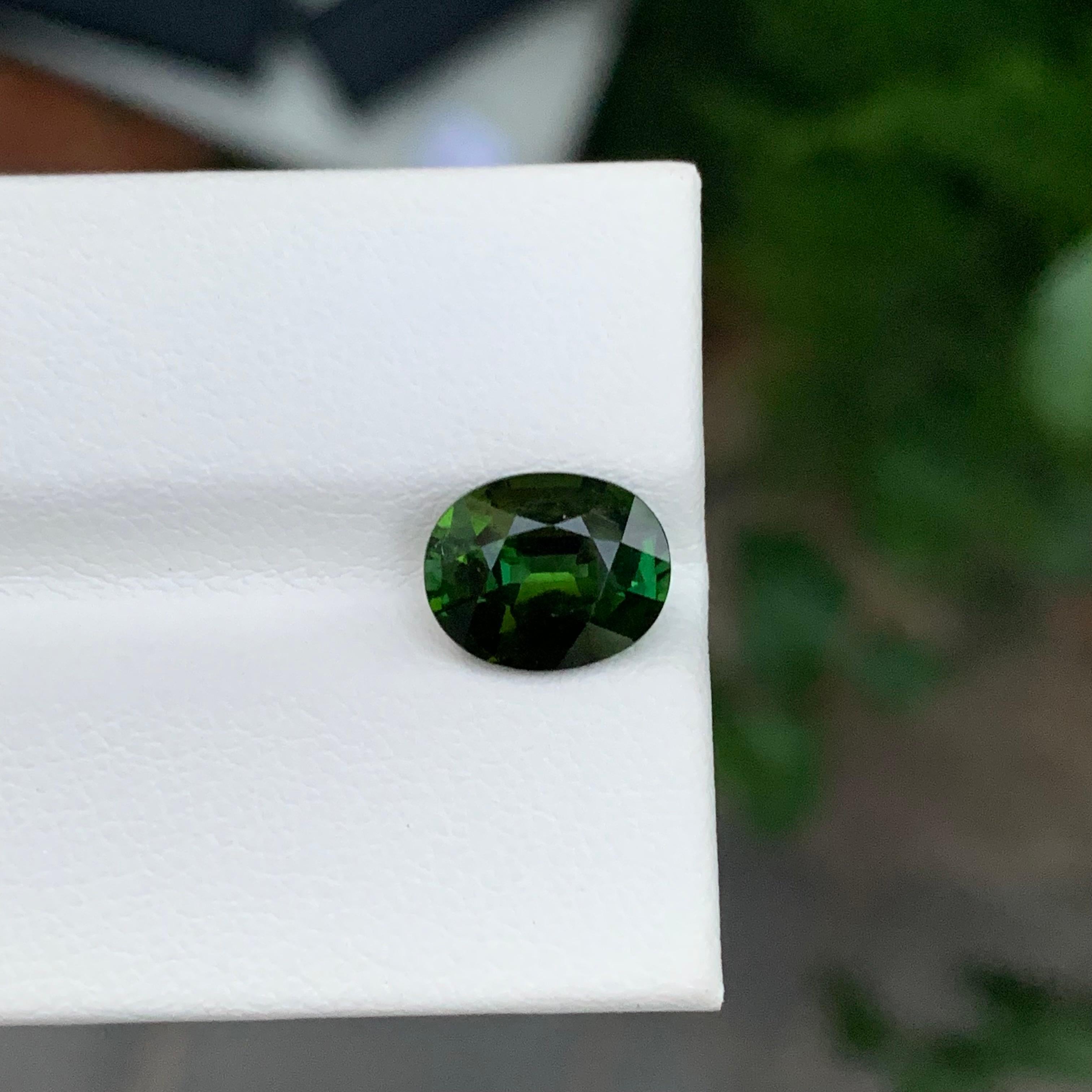 Taglio ovale Forma ovale di tormalina sciolta naturale di colore verde intenso da 2,45 carati in vendita