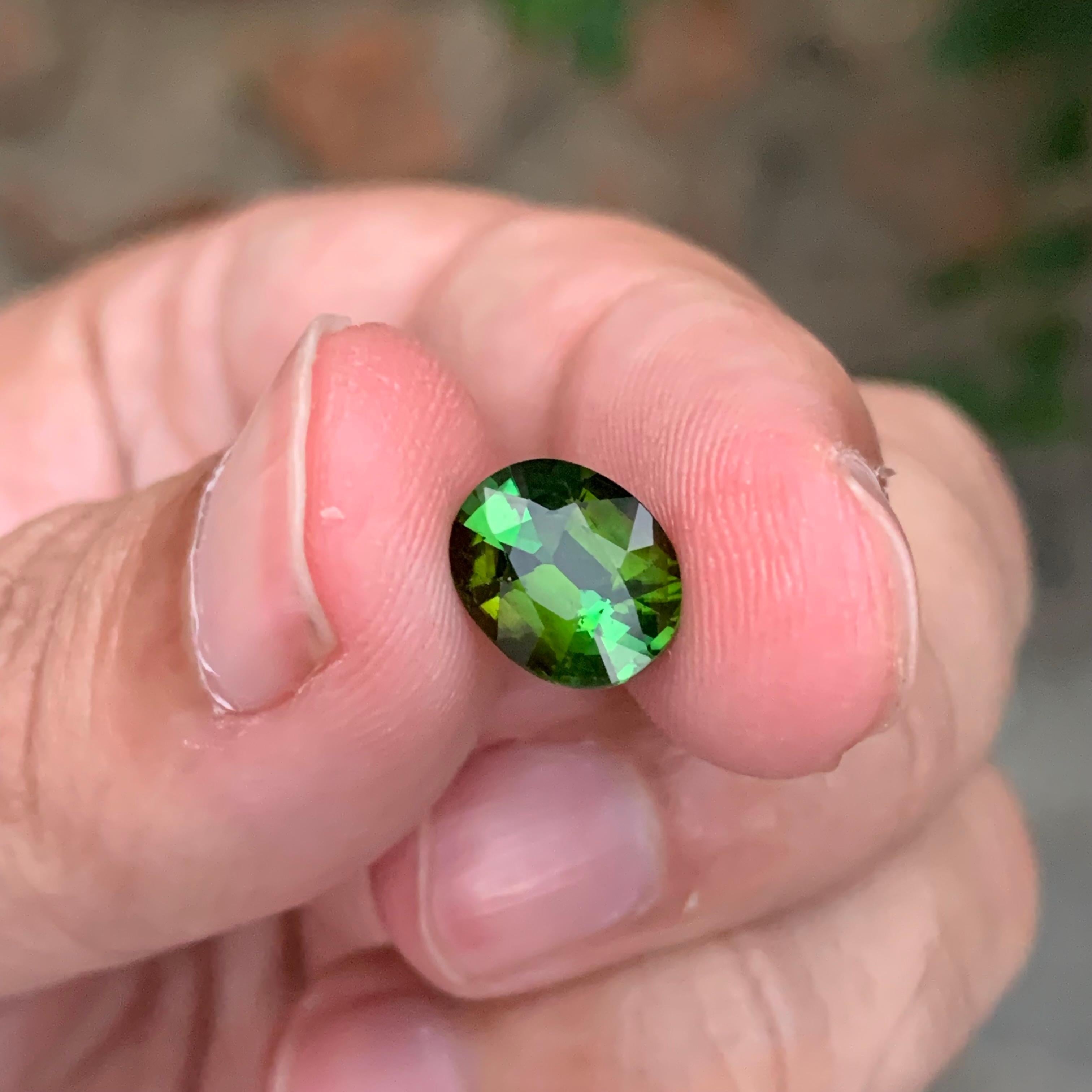 da uomo o donna Forma ovale di tormalina sciolta naturale di colore verde intenso da 2,45 carati in vendita