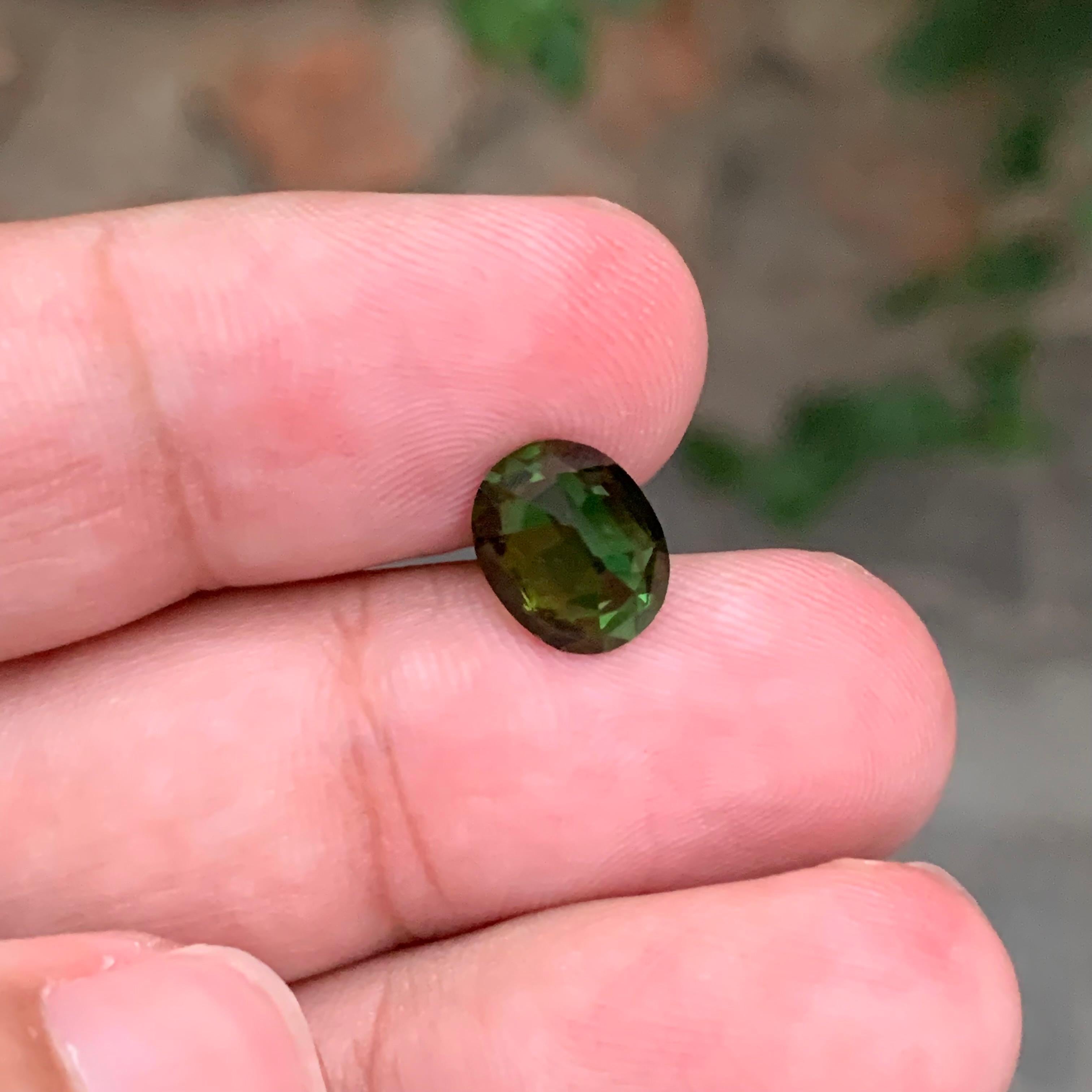 Forma ovale di tormalina sciolta naturale di colore verde intenso da 2,45 carati in vendita 1
