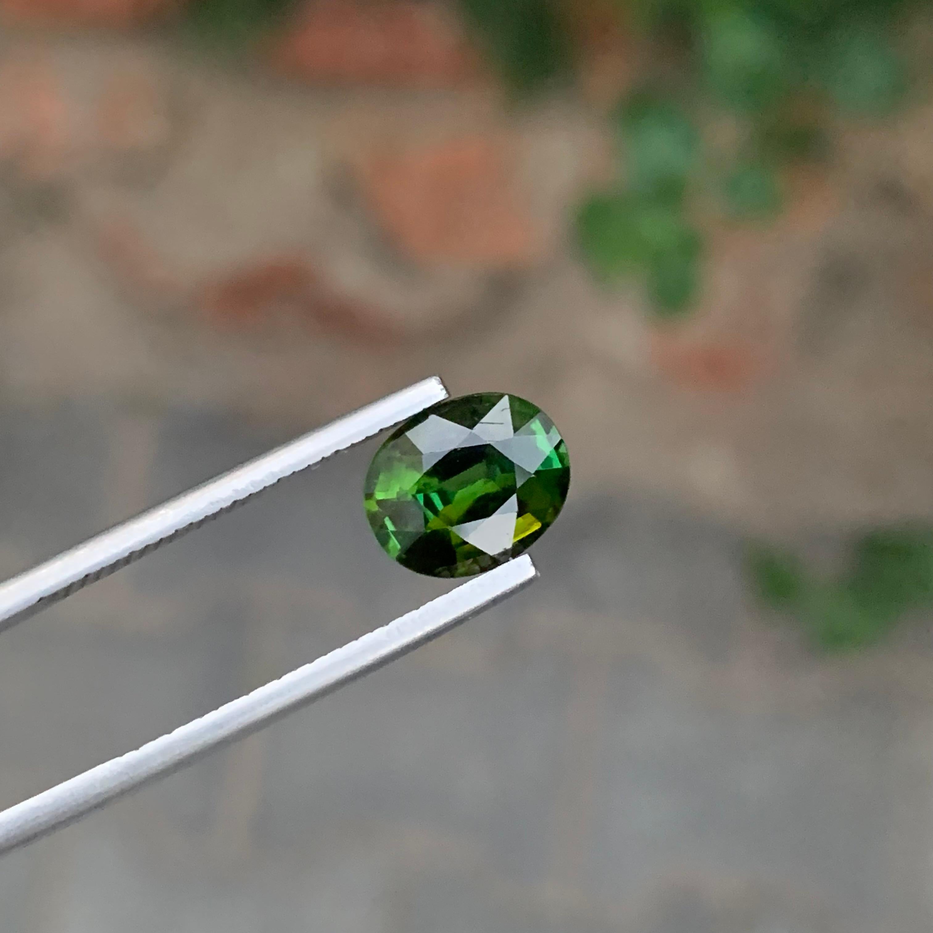 Forma ovale di tormalina sciolta naturale di colore verde intenso da 2,45 carati in vendita 3